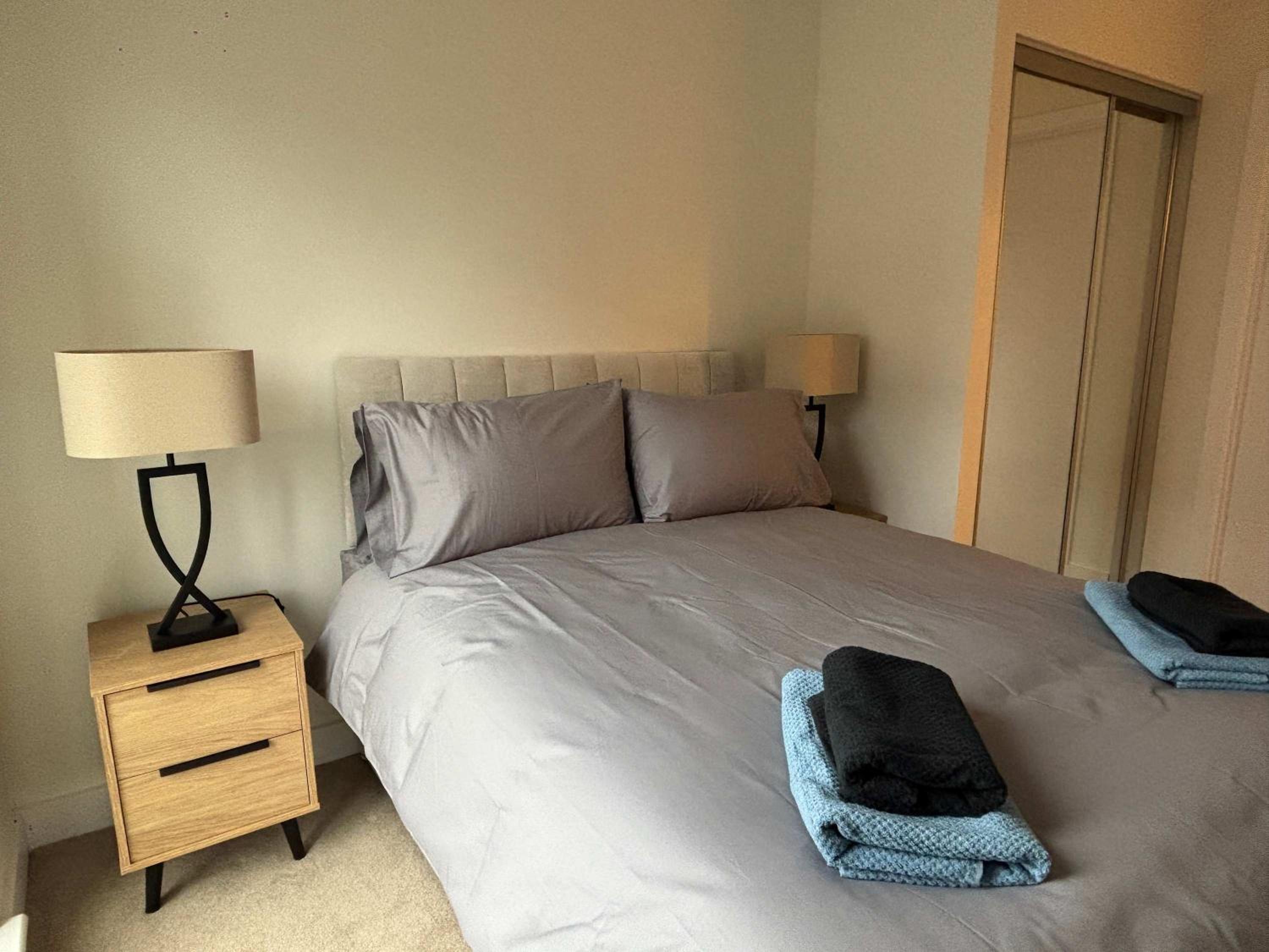 Elegant 2-Bed Apt in City, Sleeps 5 with Parking