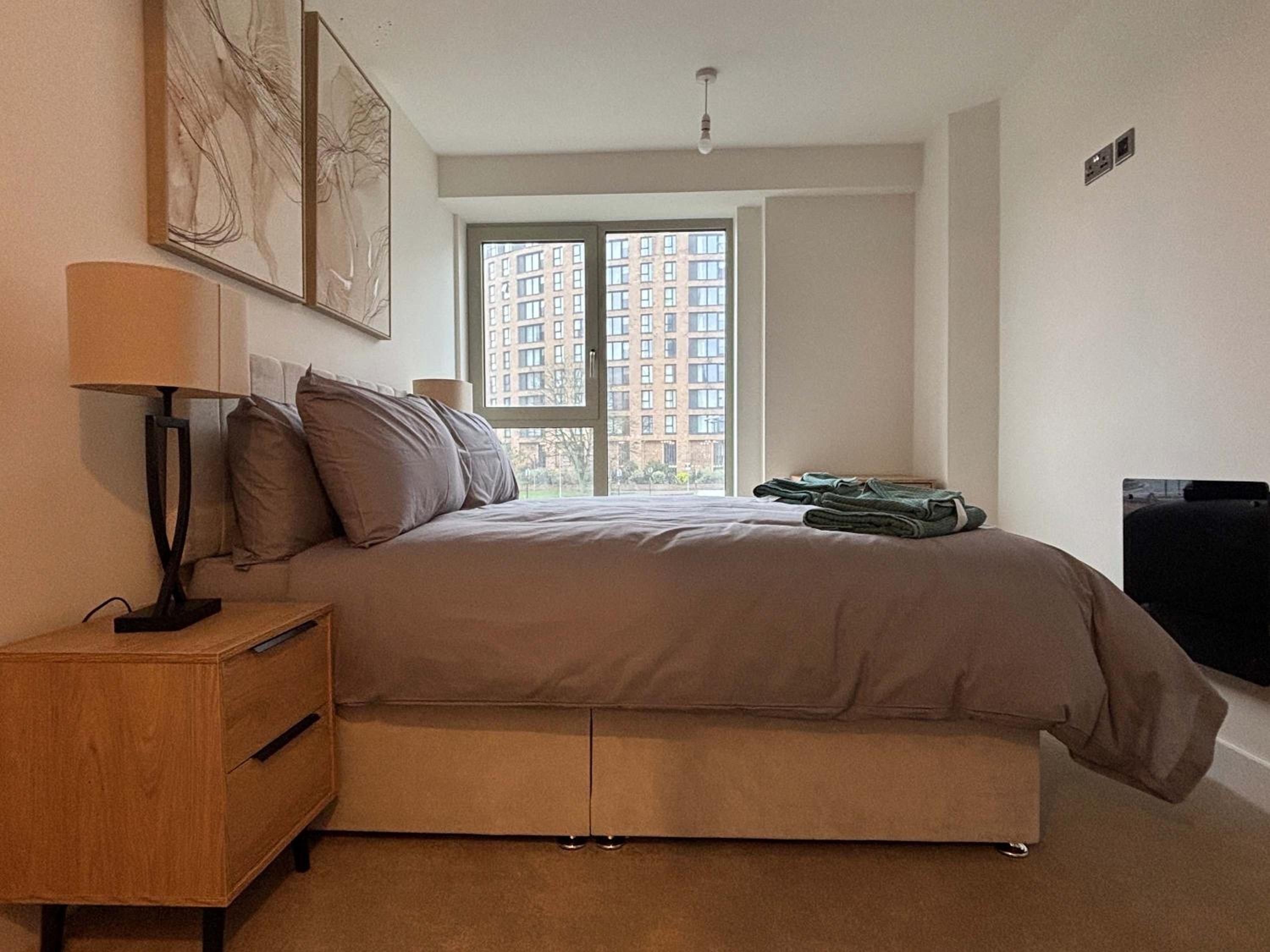 Elegant 2-Bed Apt in City, Sleeps 5 with Parking