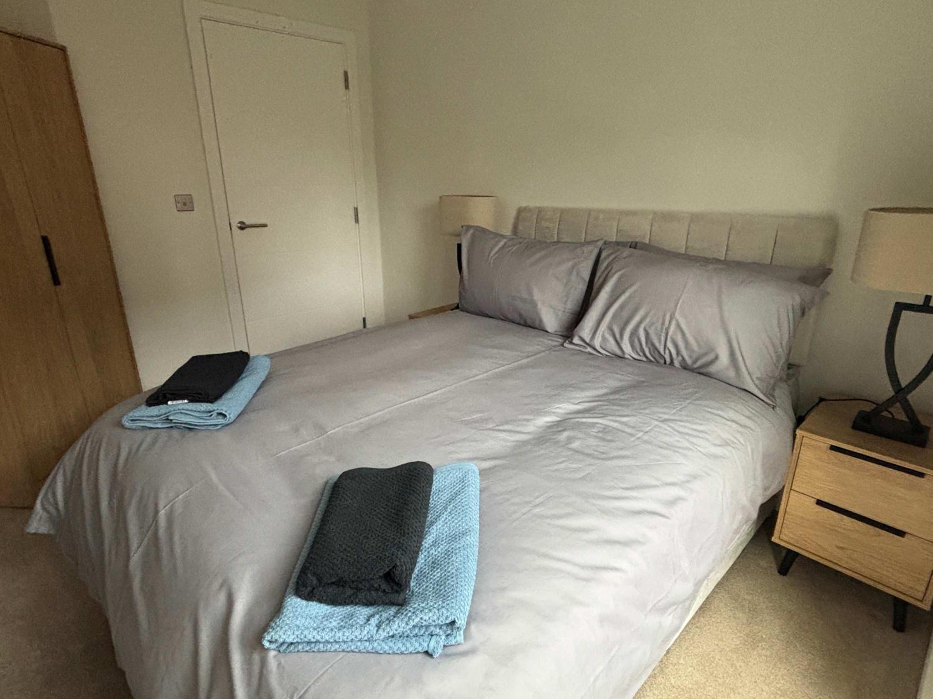 Elegant 2-Bed Apt in City, Sleeps 5 with Parking