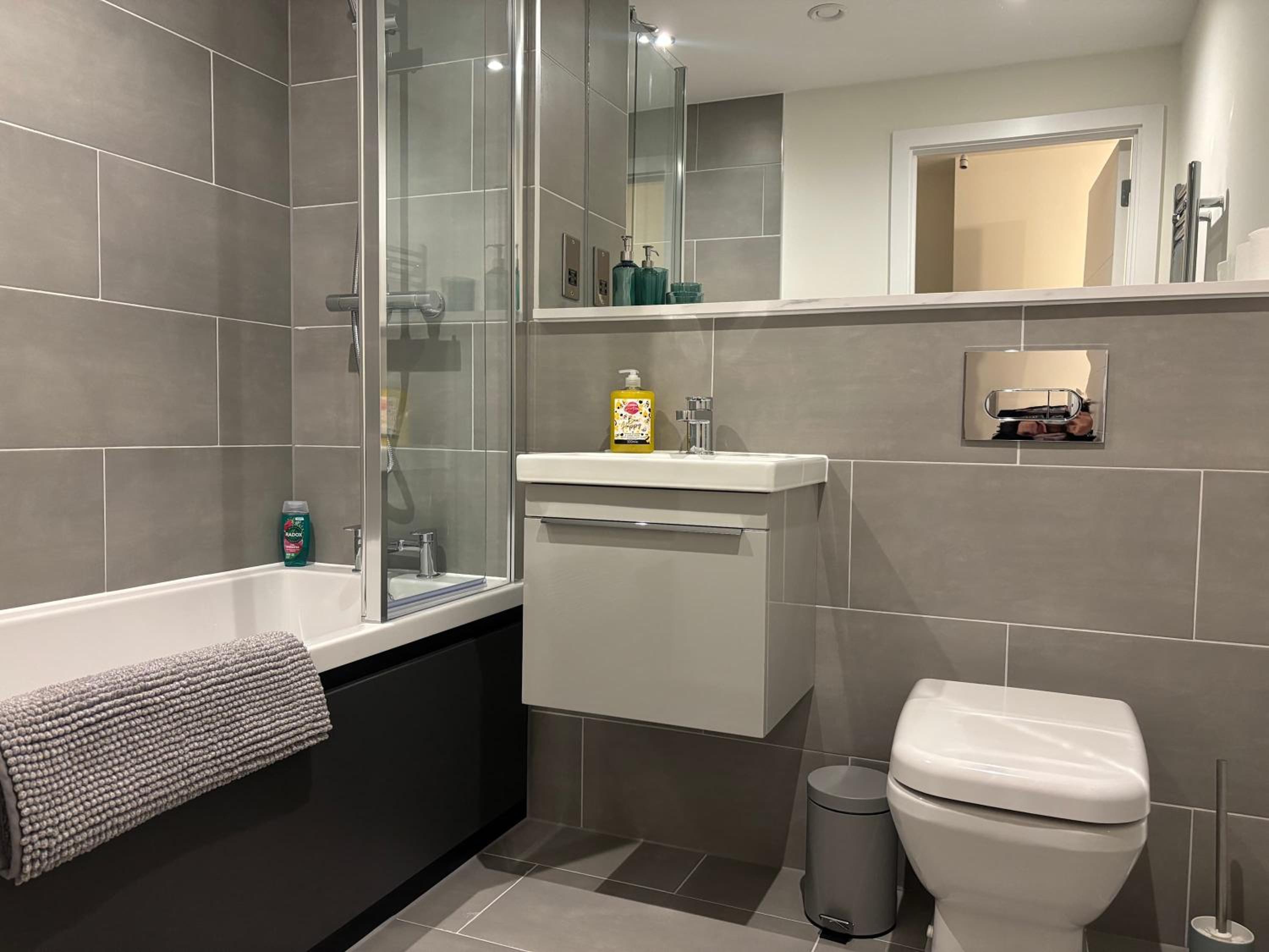 Elegant 2-Bed Apt in City, Sleeps 5 with Parking