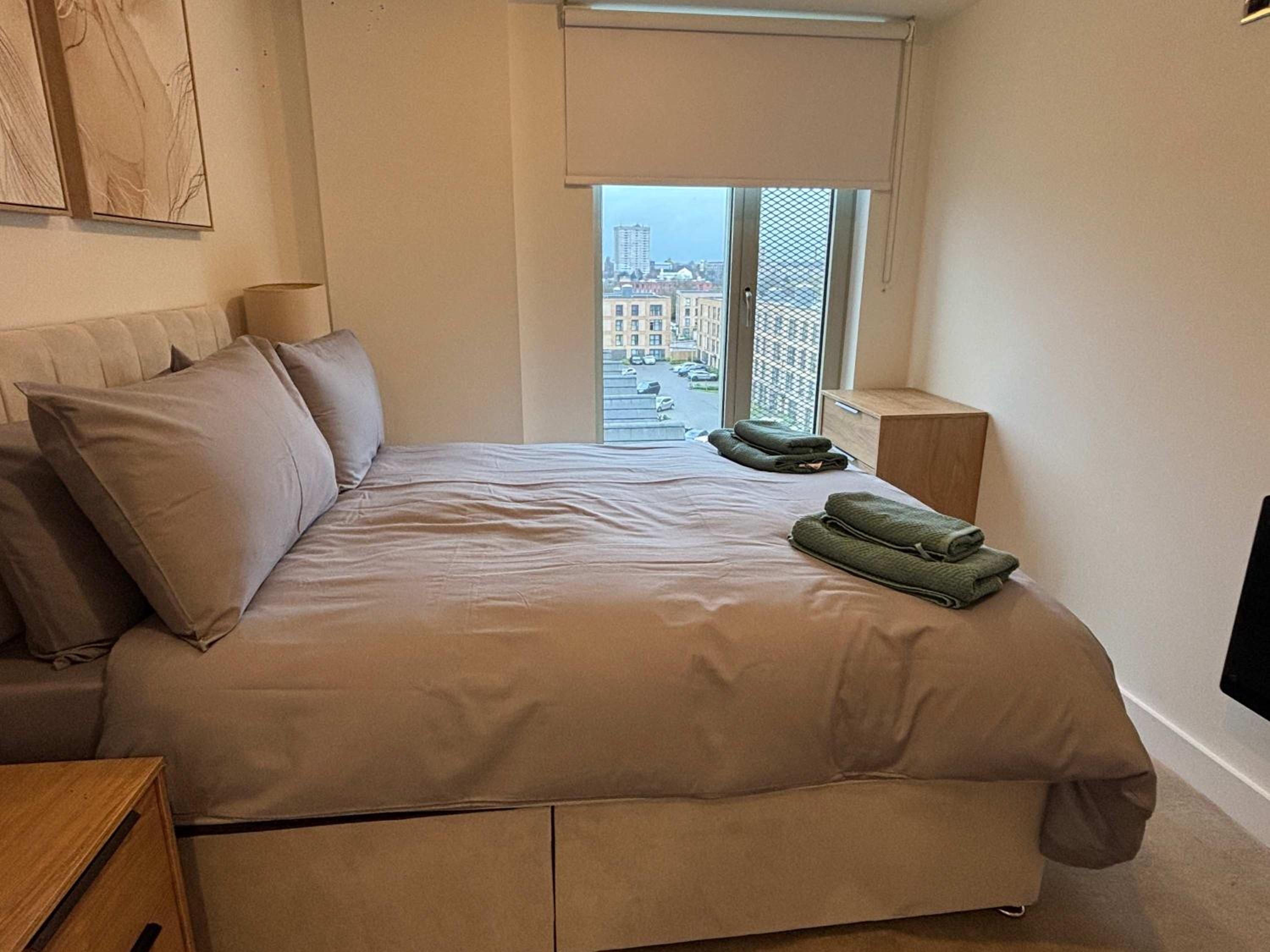 Elegant 2-Bed Apt in City, Sleeps 5 with Parking