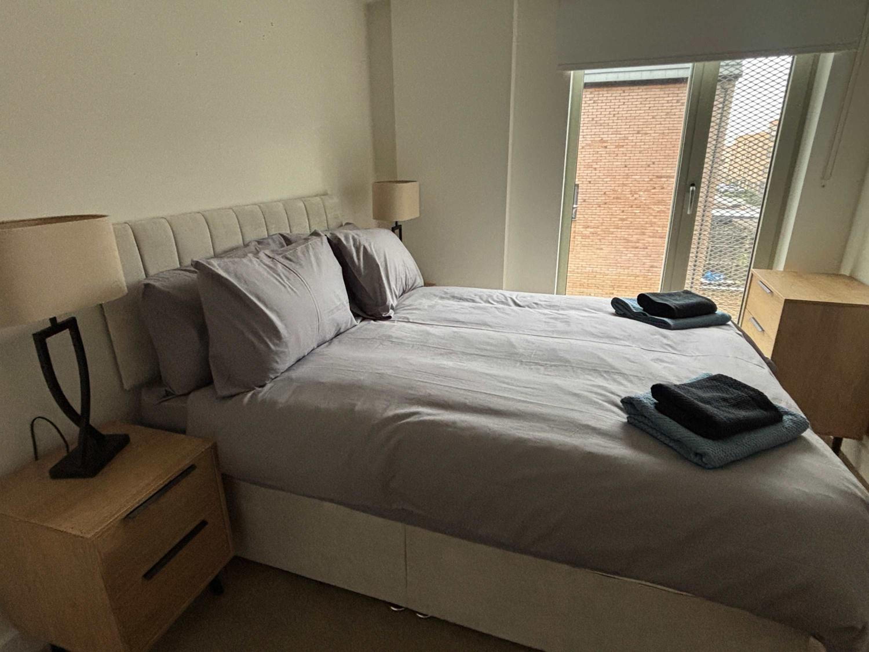 Elegant 2-Bed Apt in City, Sleeps 5 with Parking