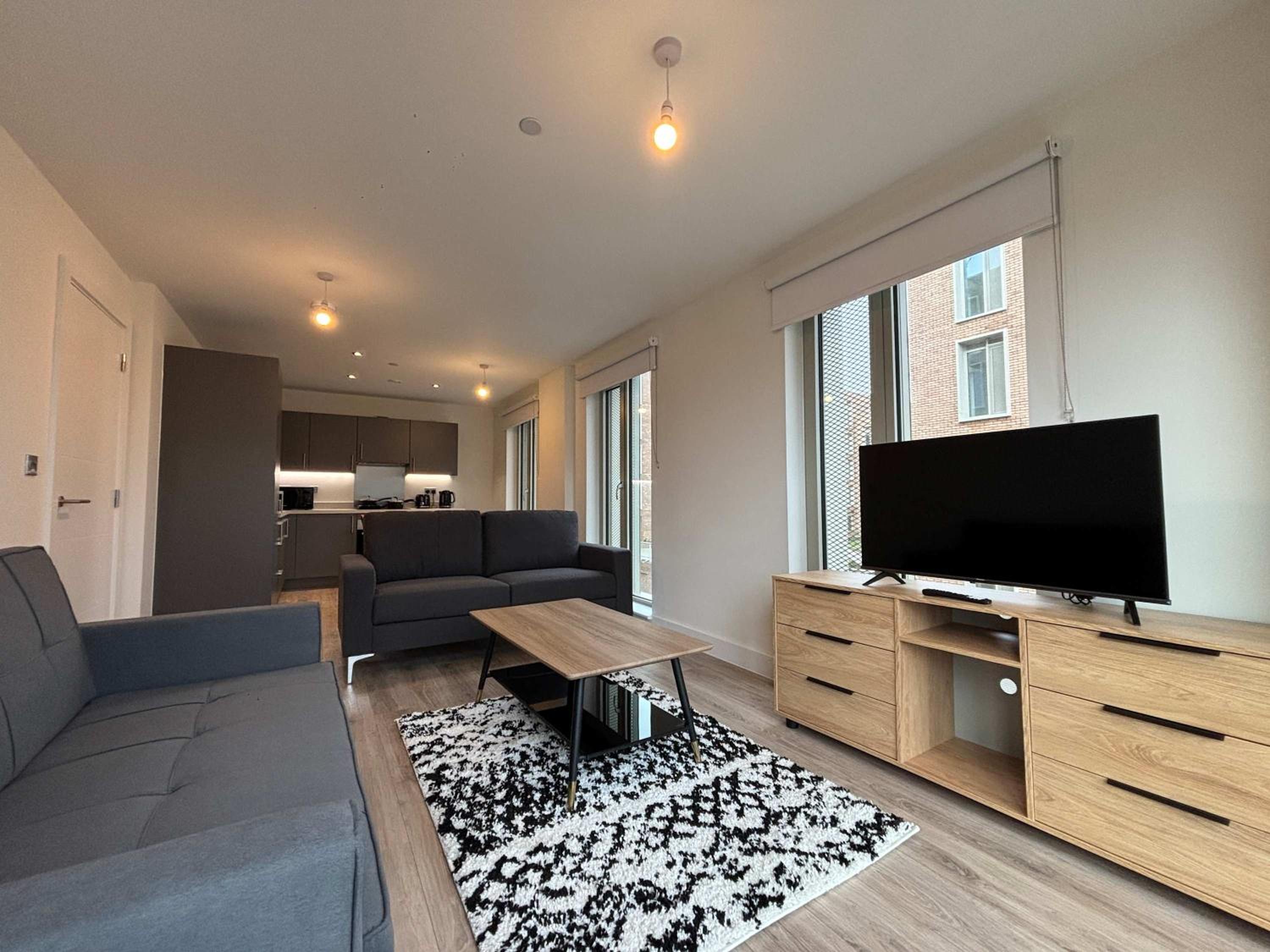Stylish New 2-Bed Apartment with Parking, Sleeps 5