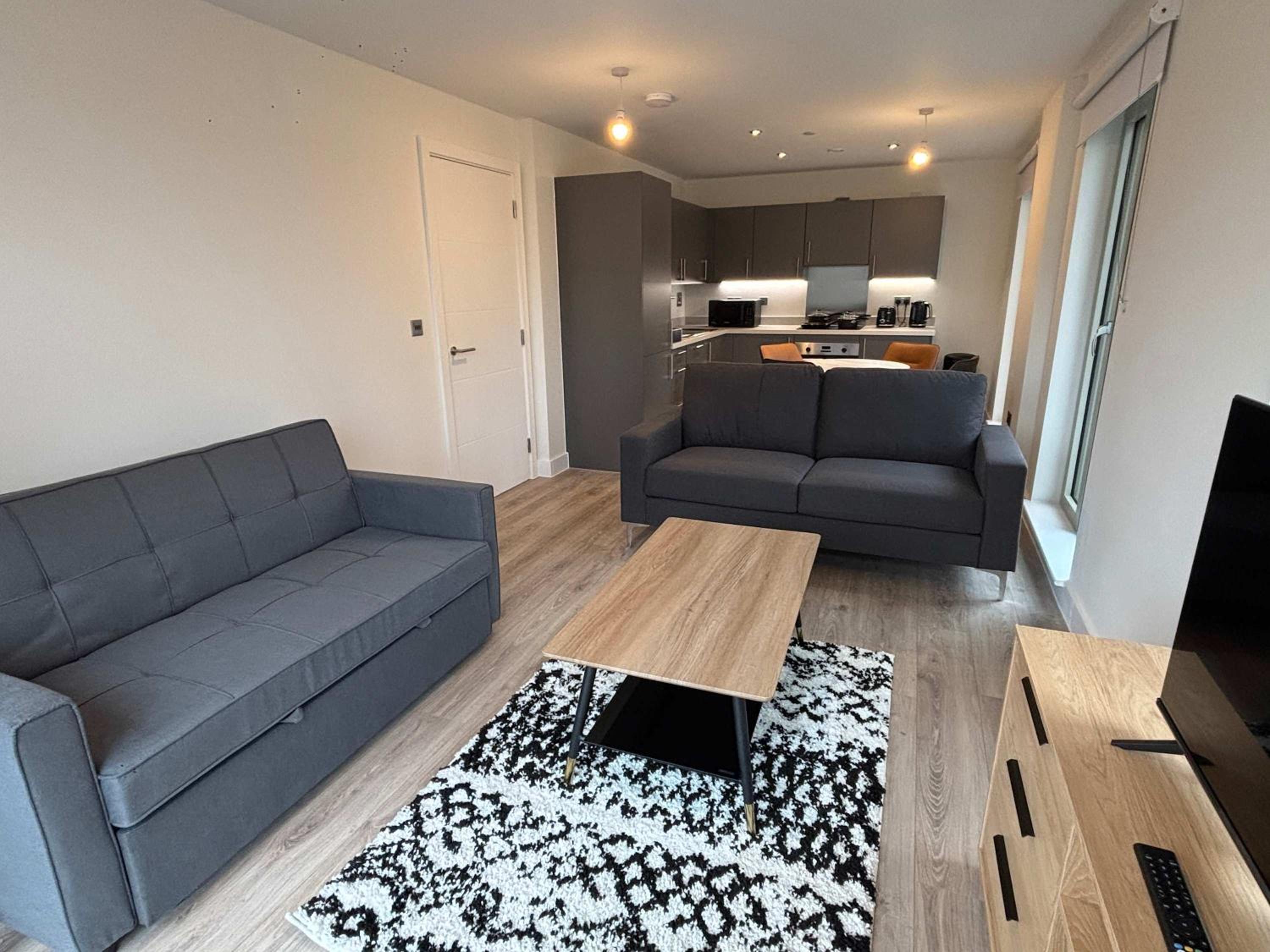 Stylish New 2-Bed Apartment with Parking, Sleeps 5