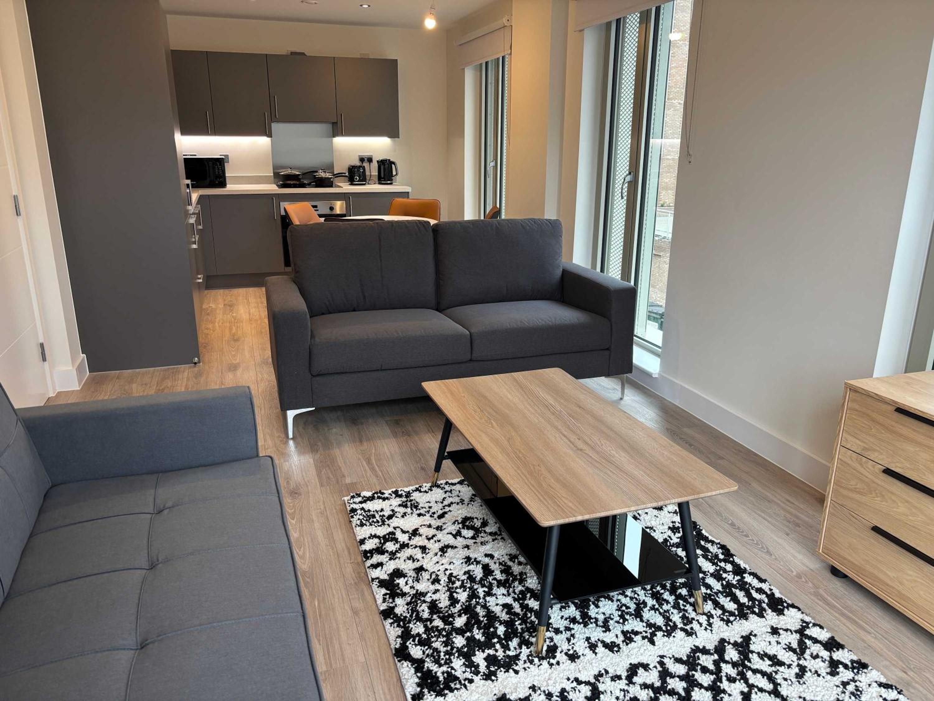 Stylish New 2-Bed Apartment with Parking, Sleeps 5