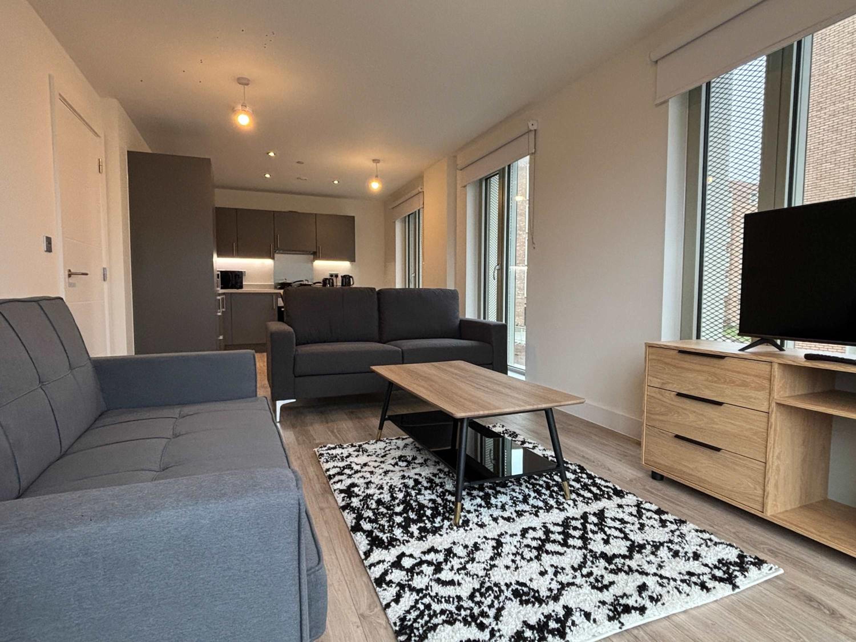 Stylish New 2-Bed Apartment with Parking, Sleeps 5