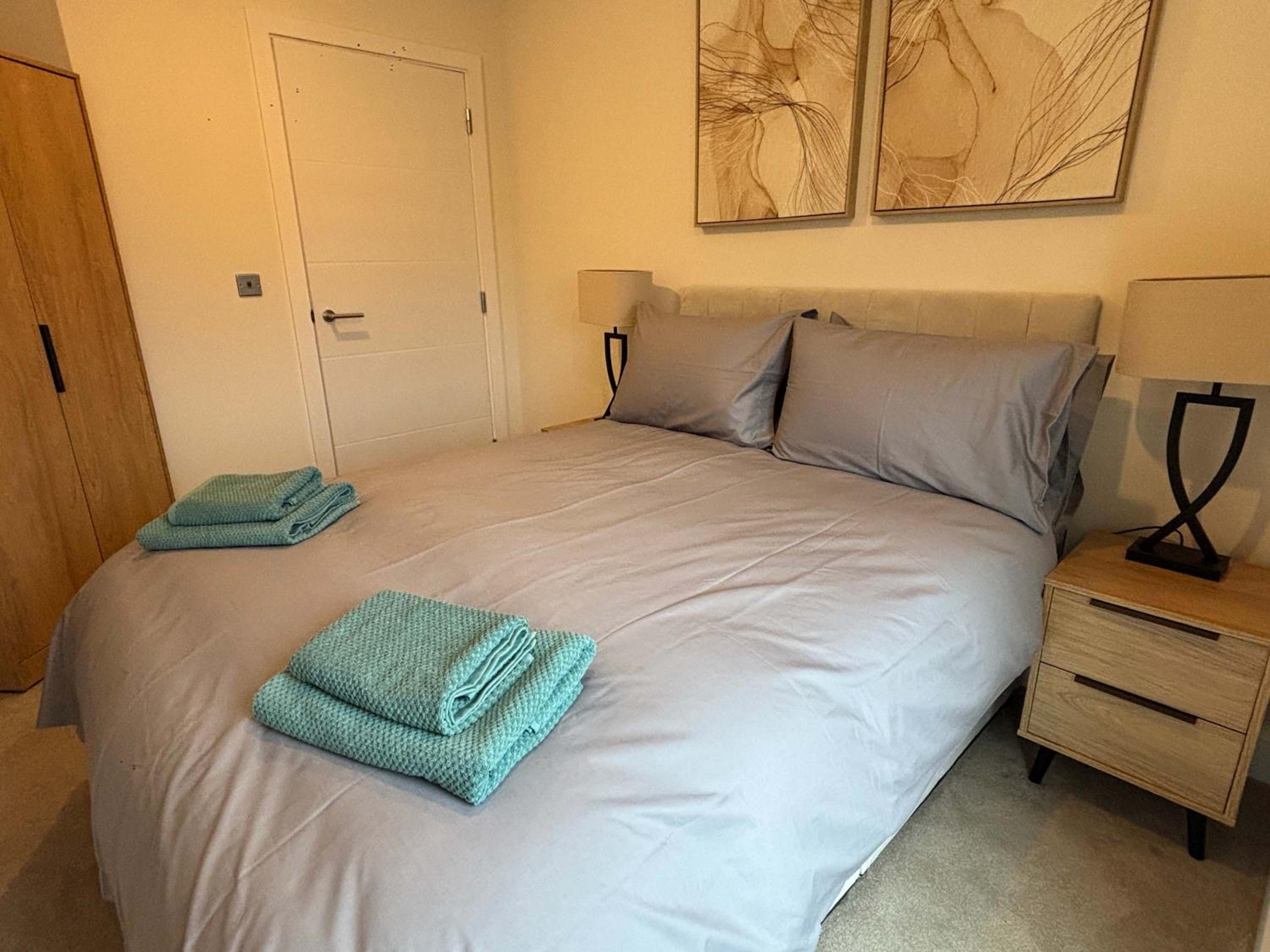 Stylish New 2-Bed Apartment with Parking, Sleeps 5