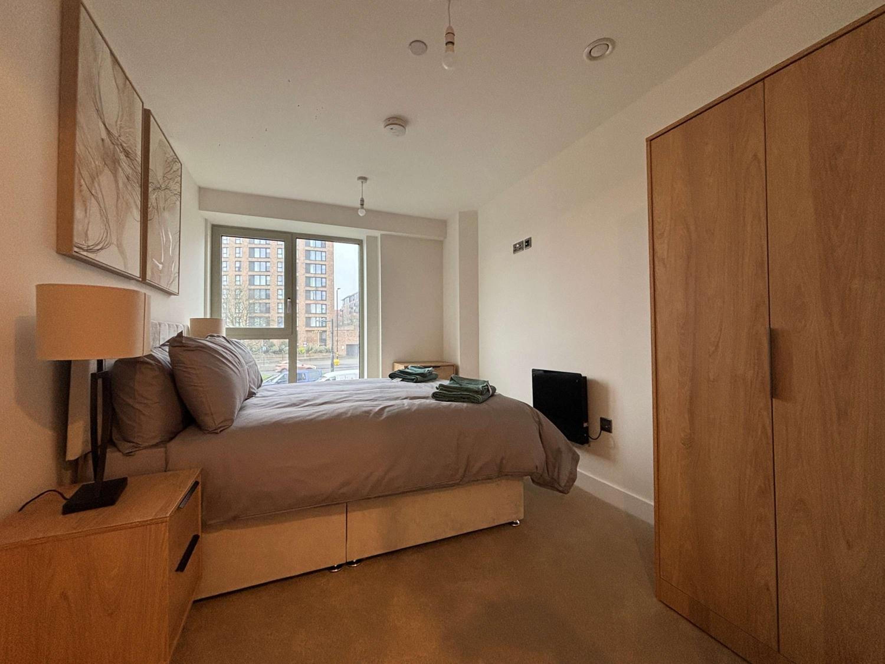 Stylish New 2-Bed Apartment with Parking, Sleeps 5