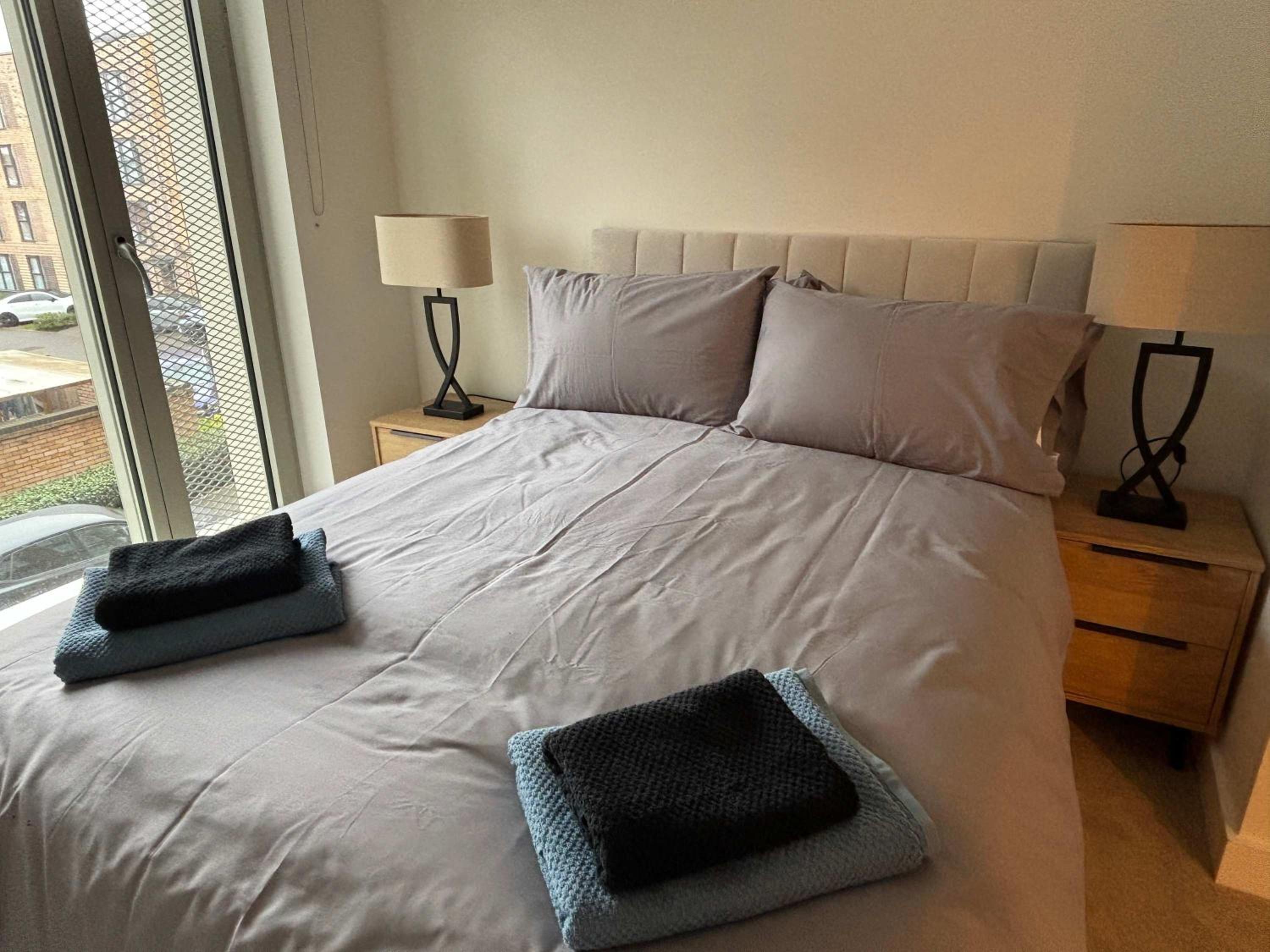 Stylish New 2-Bed Apartment with Parking, Sleeps 5