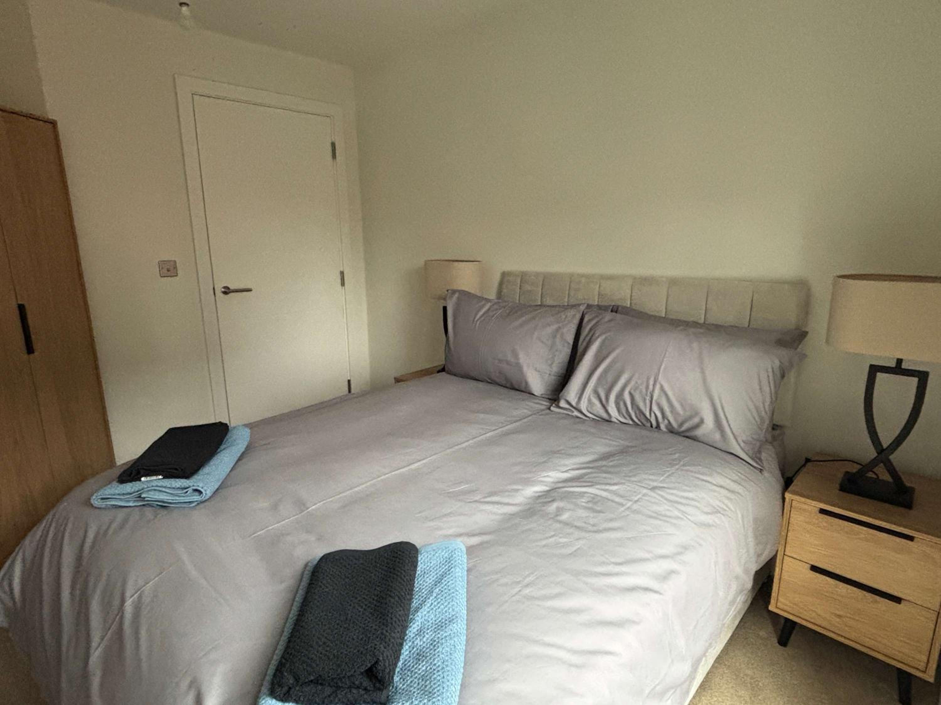 Stylish New 2-Bed Apartment with Parking, Sleeps 5