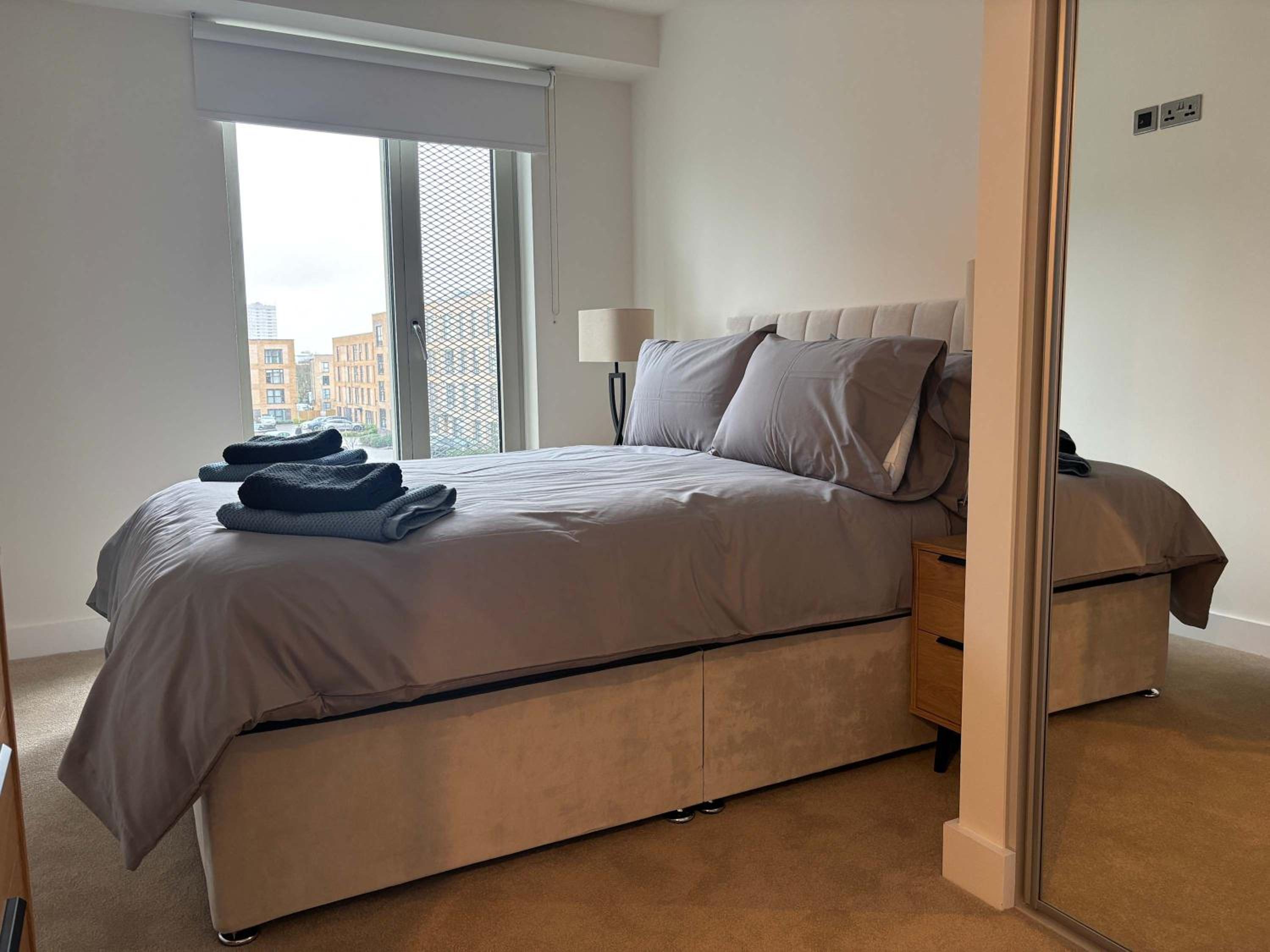 Stylish New 2-Bed Apartment with Parking, Sleeps 5