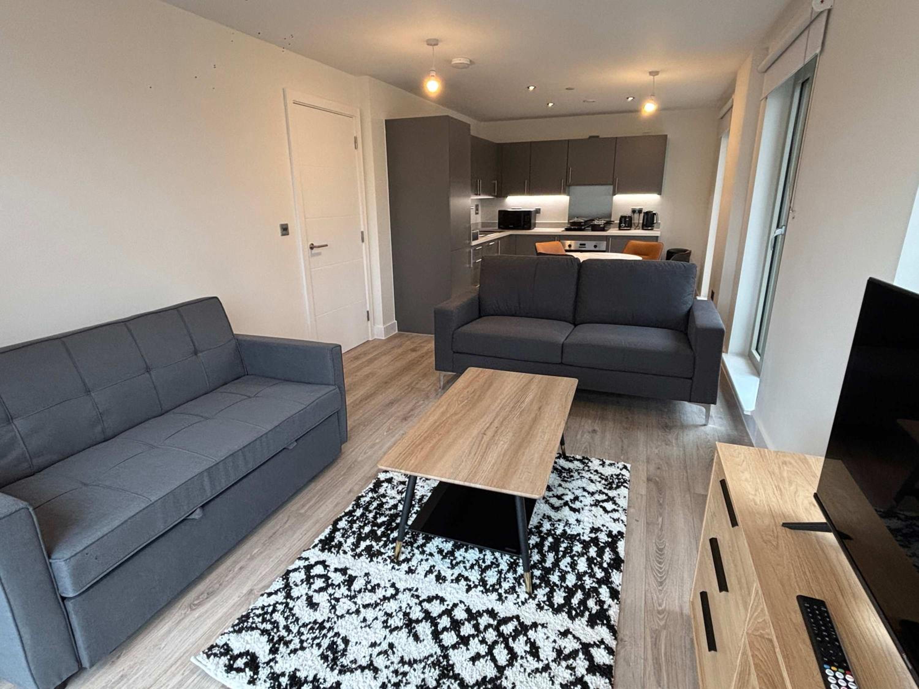 Stylish New 2-Bed Apartment with Parking, Sleeps 5