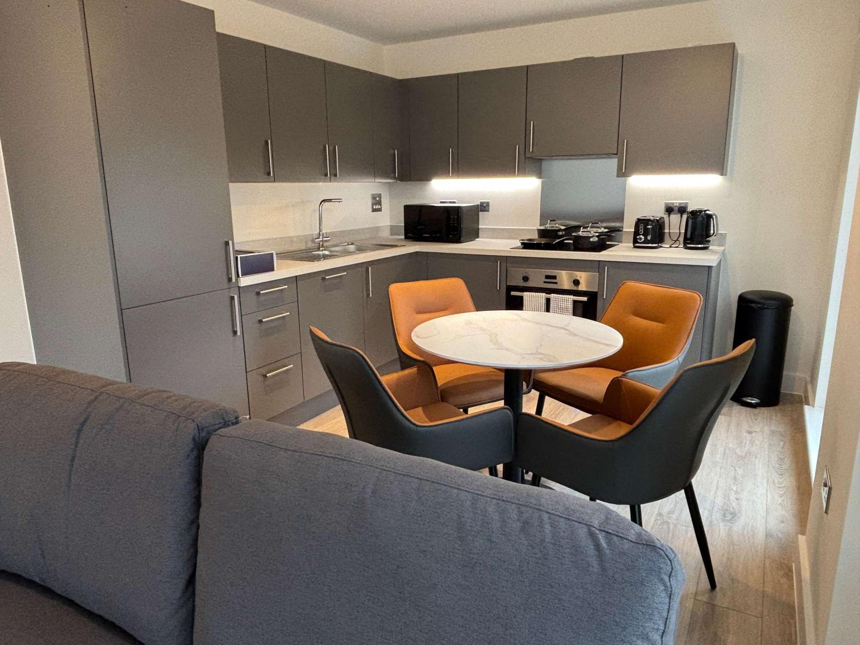 Stylish New 2-Bed Apartment with Parking, Sleeps 5