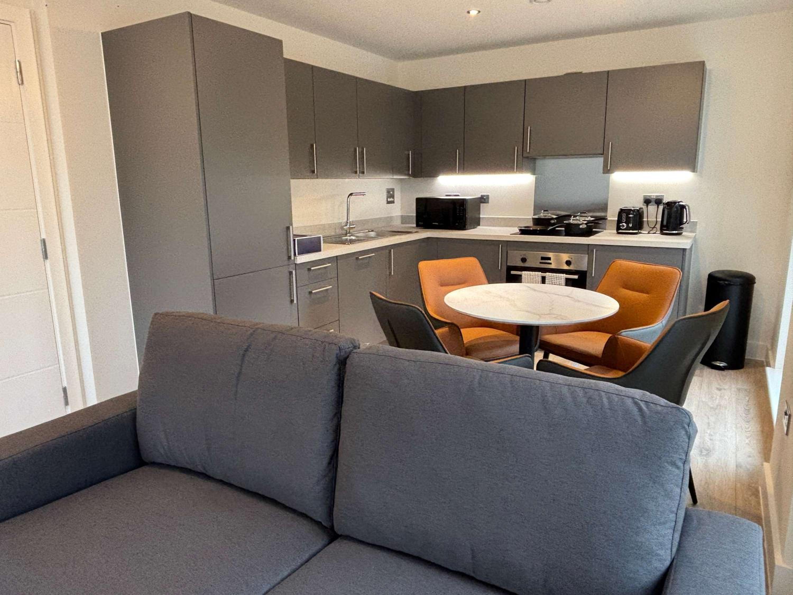 Stylish New 2-Bed Apartment with Parking, Sleeps 5