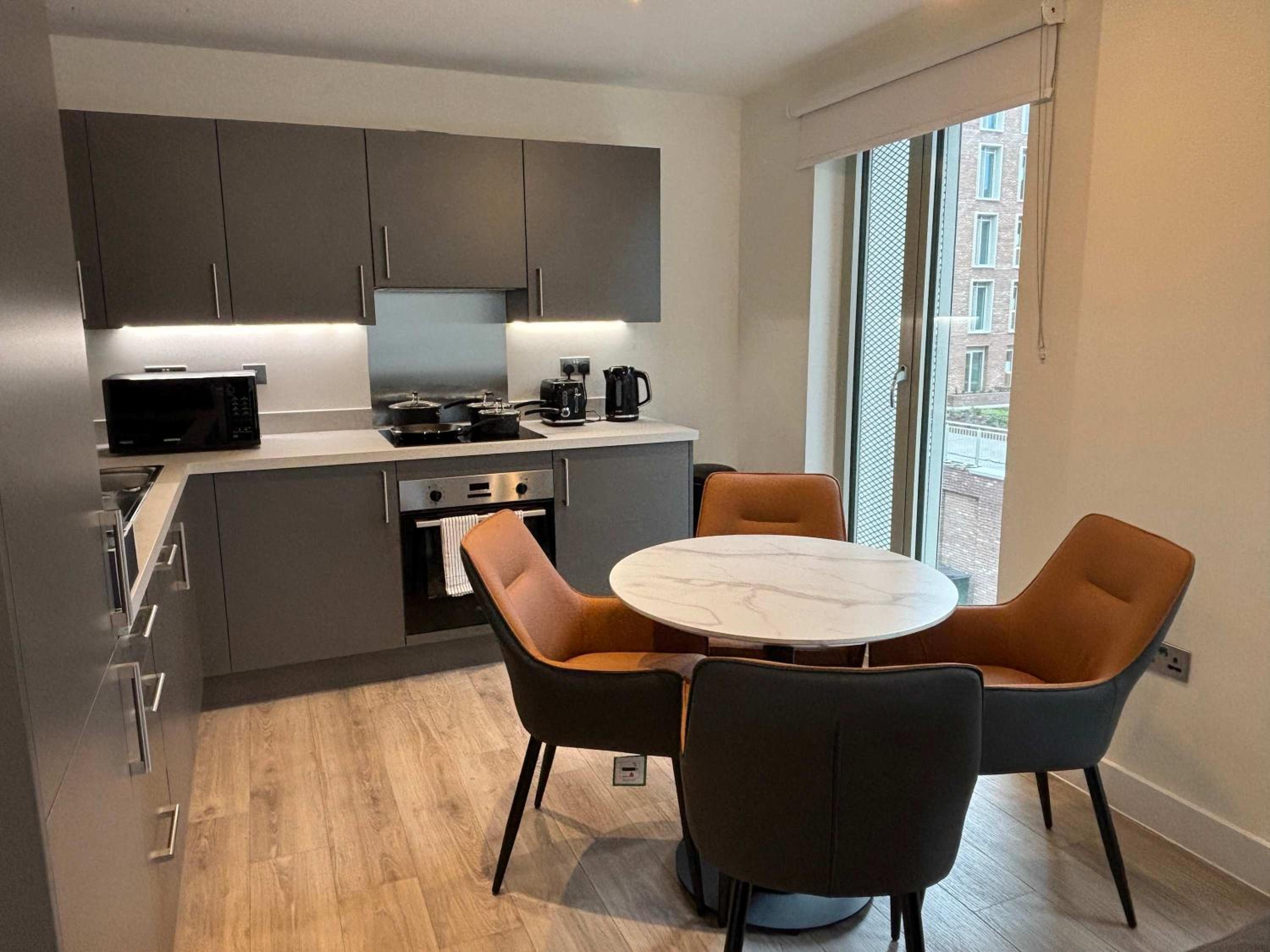 Stylish New 2-Bed Apartment with Parking, Sleeps 5