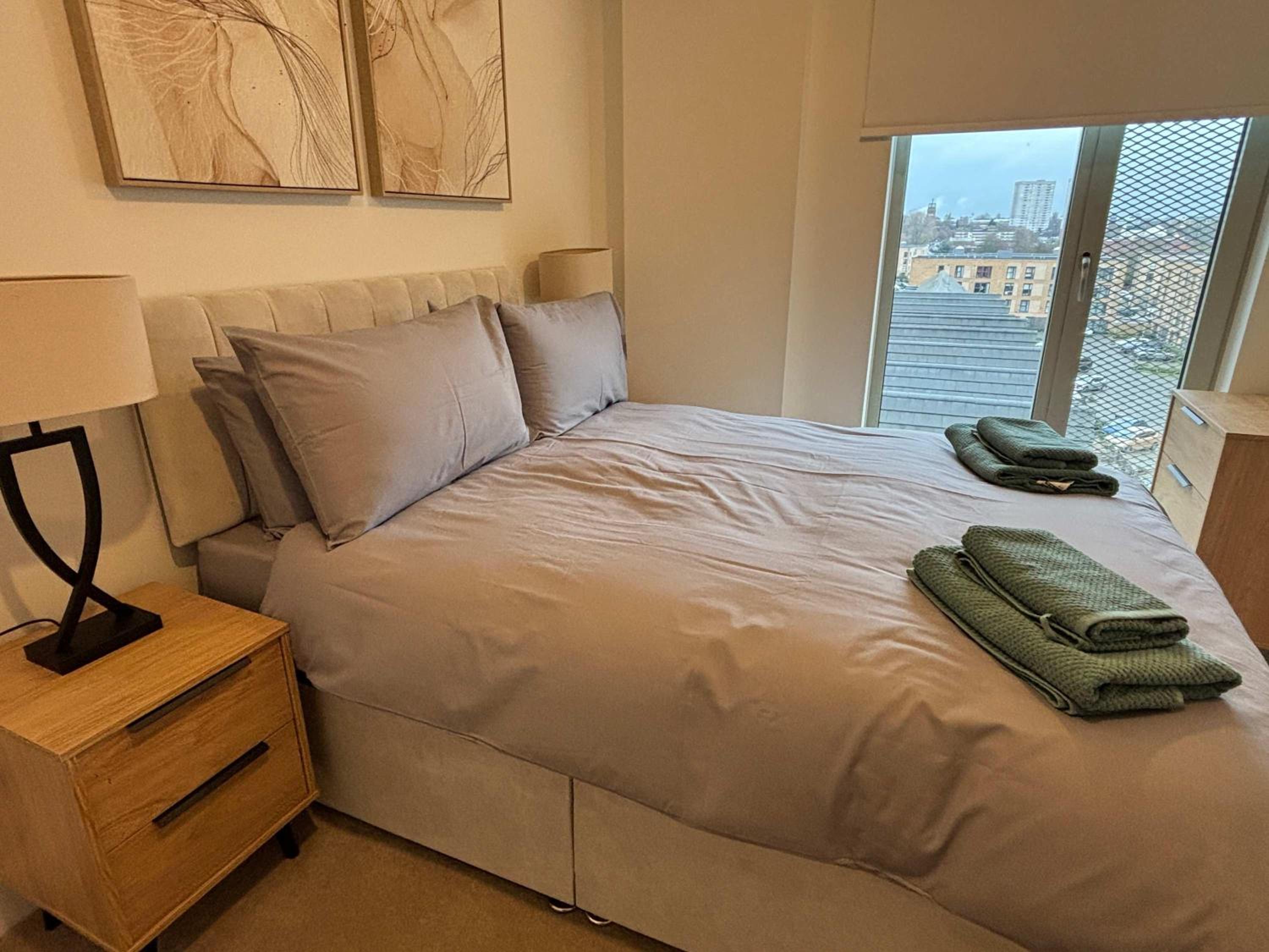 Stylish New 2-Bed Apartment with Parking, Sleeps 5