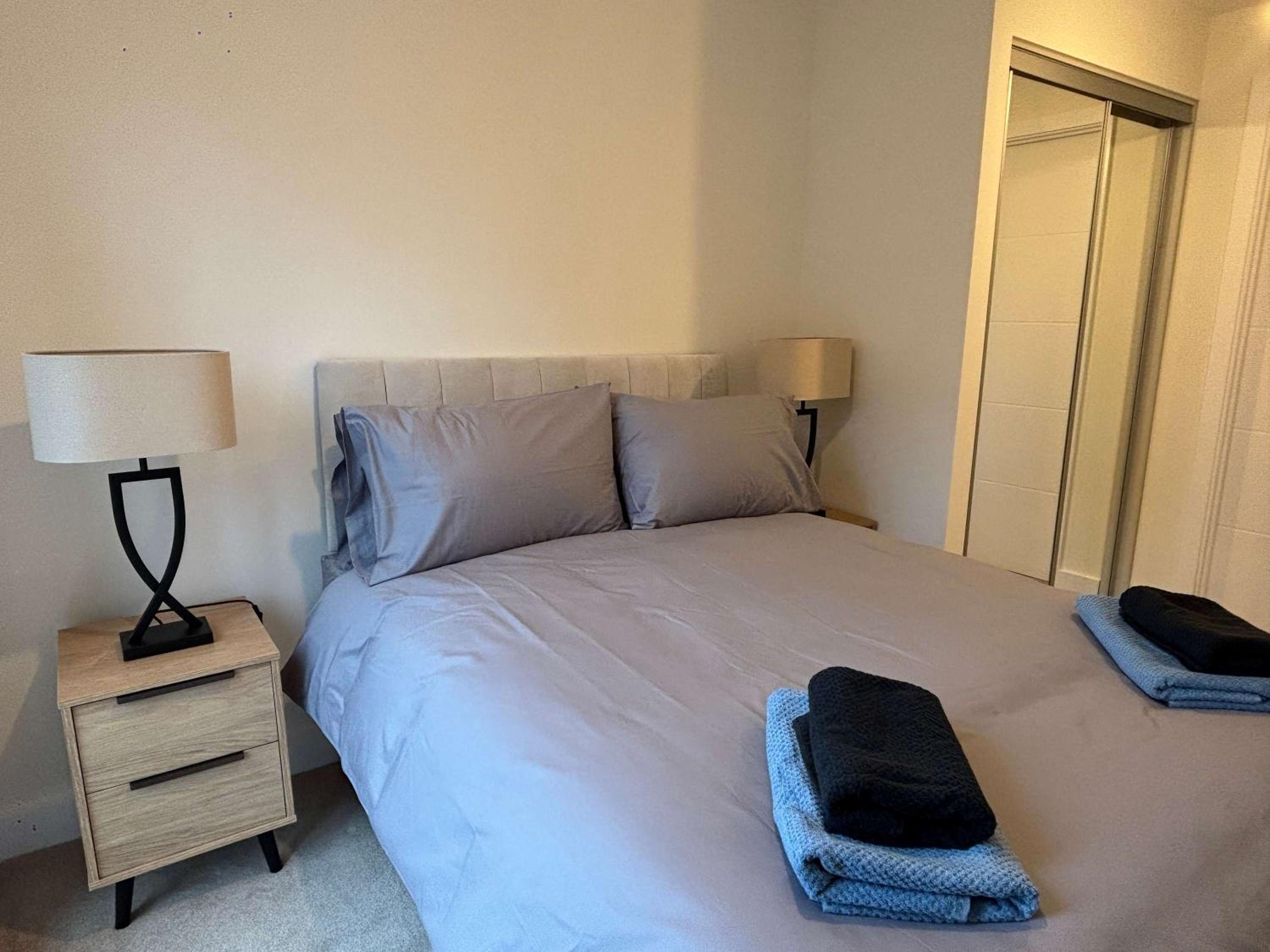 Stylish New 2-Bed Apartment with Parking, Sleeps 5