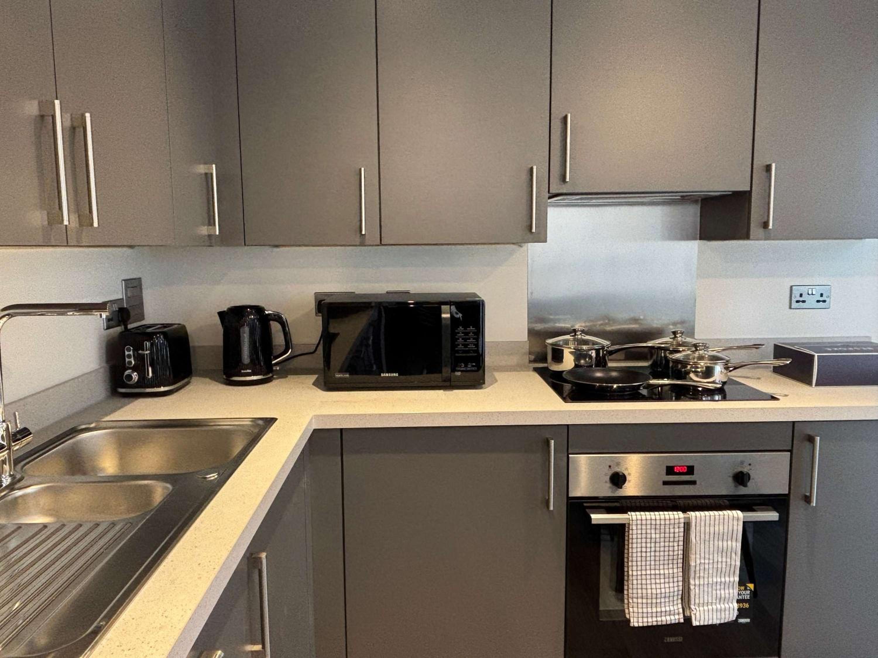 Stylish New 2-Bed Apartment with Parking, Sleeps 5