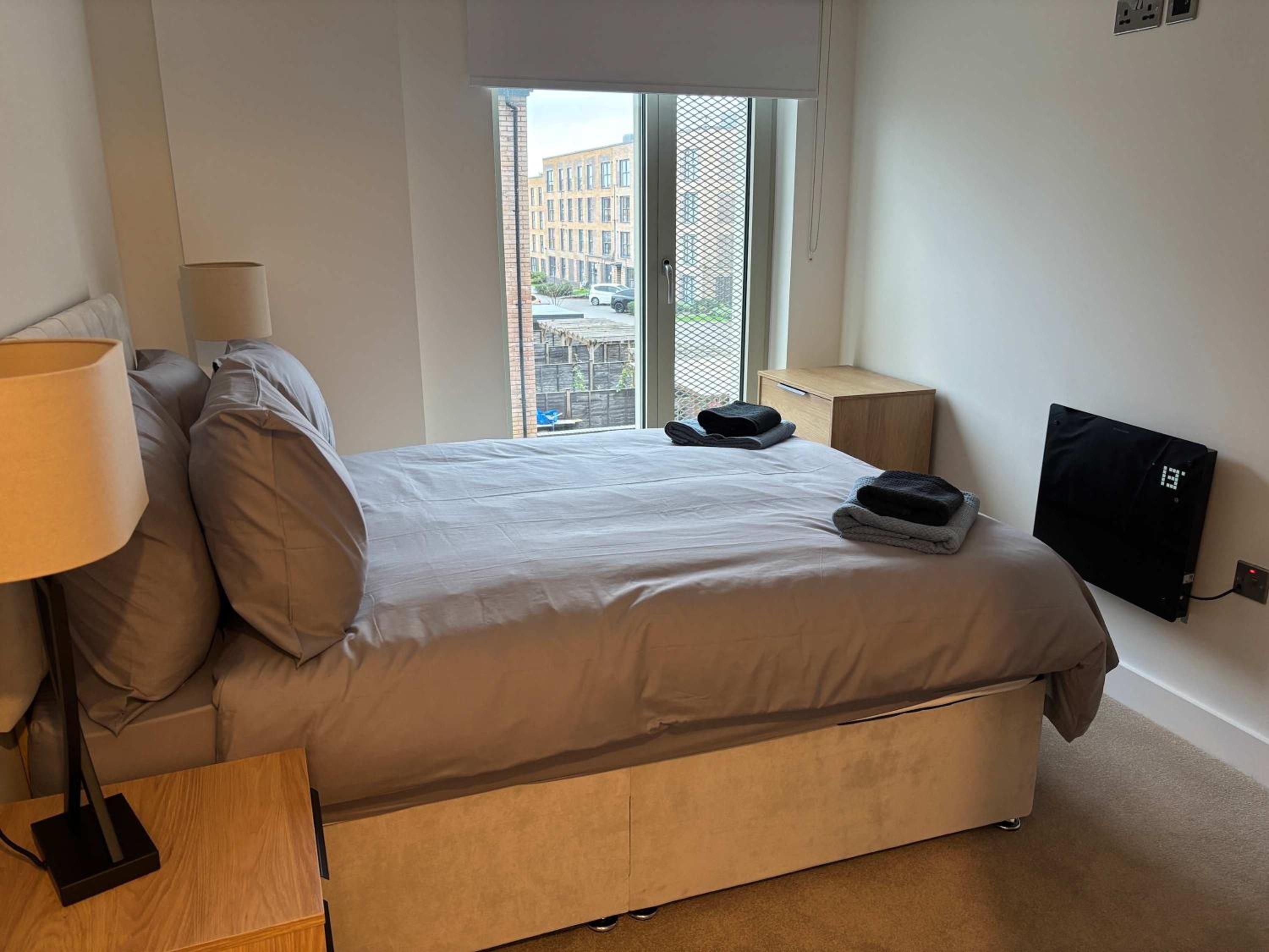 Stylish New 2-Bed Apartment with Parking, Sleeps 5