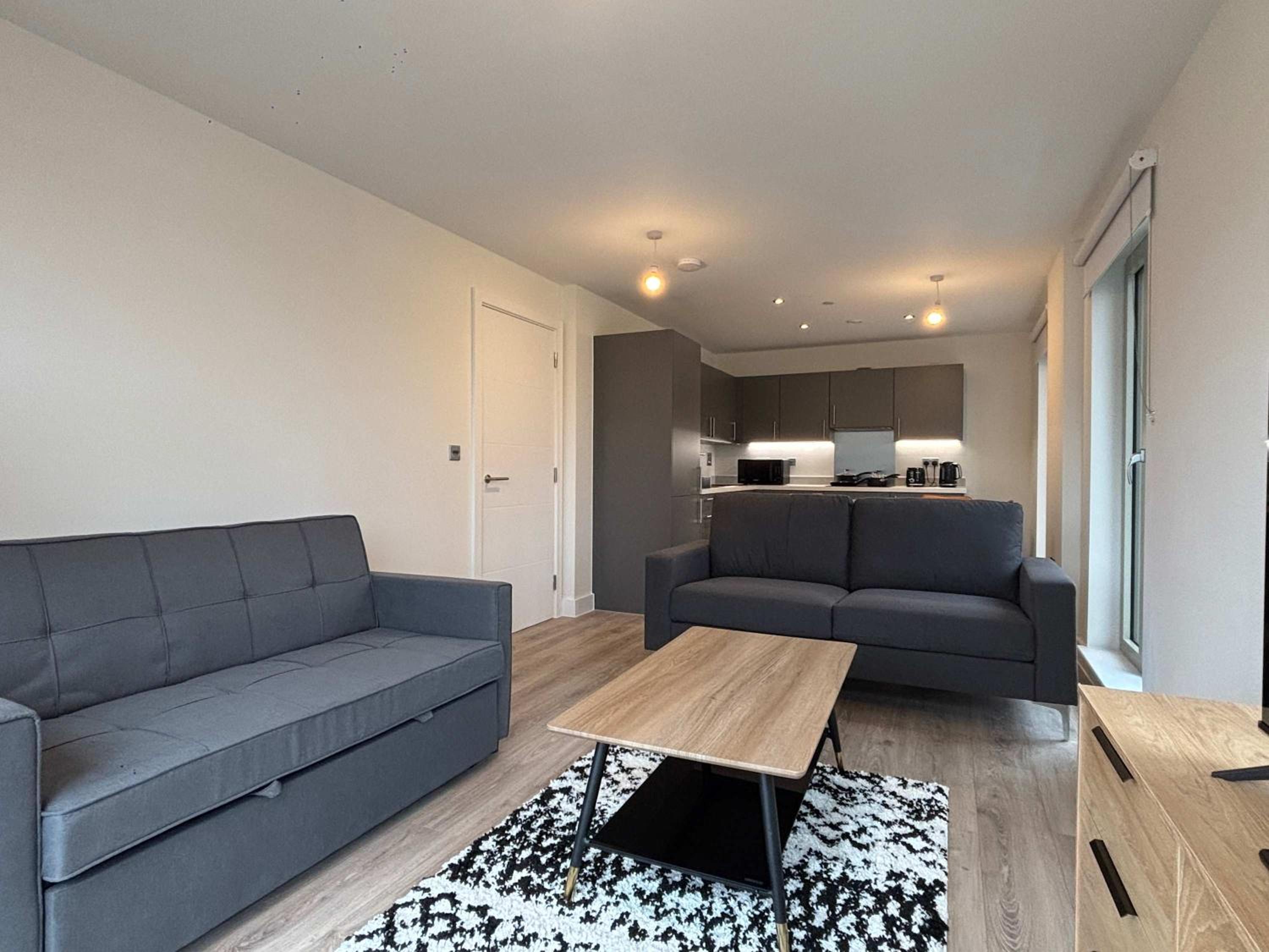 Stylish New 2-Bed Apartment with Parking, Sleeps 5