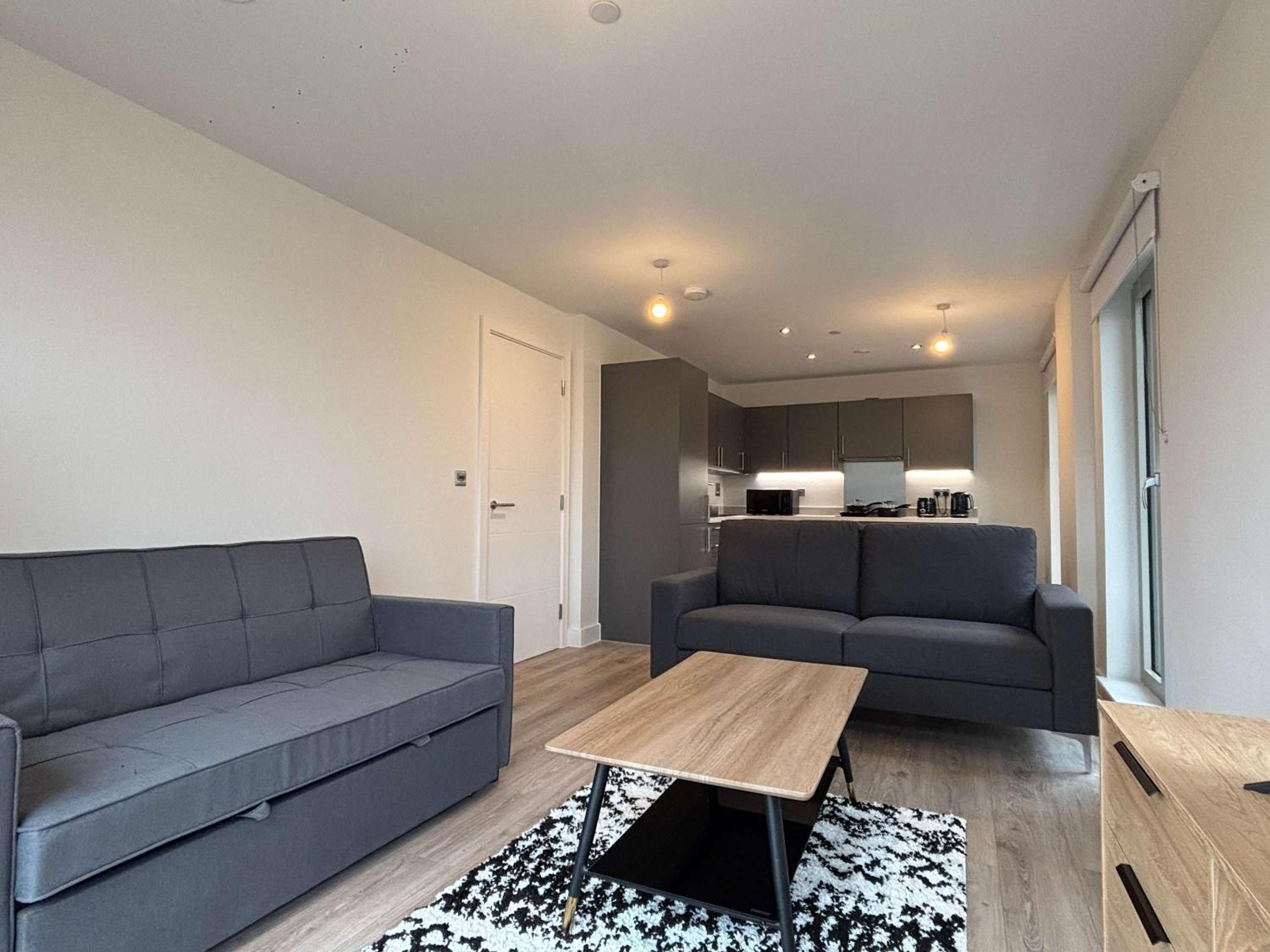 Stylish New 2-Bed Apartment with Parking, Sleeps 5