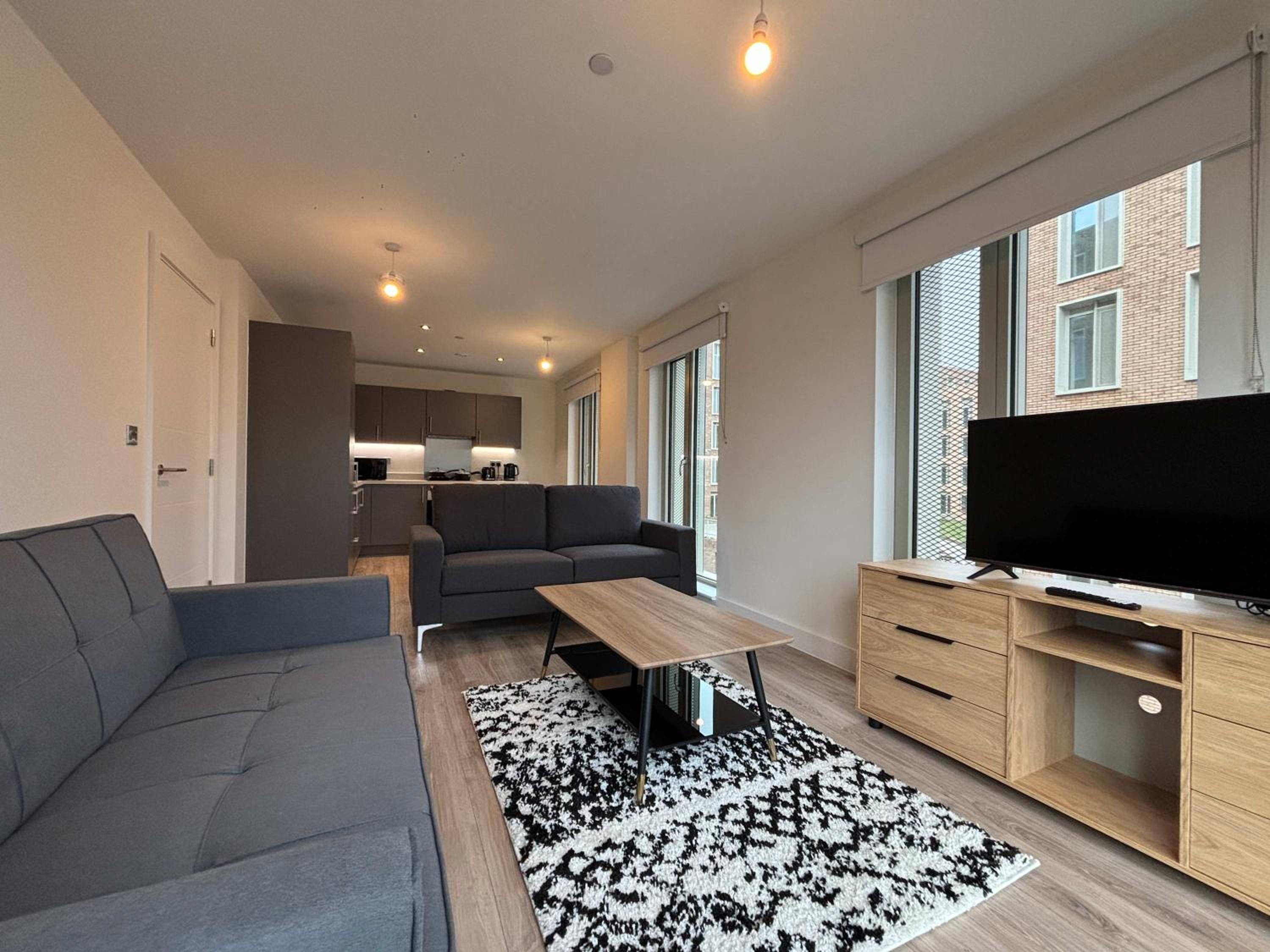 Stylish New 2-Bed Apartment with Parking, Sleeps 5