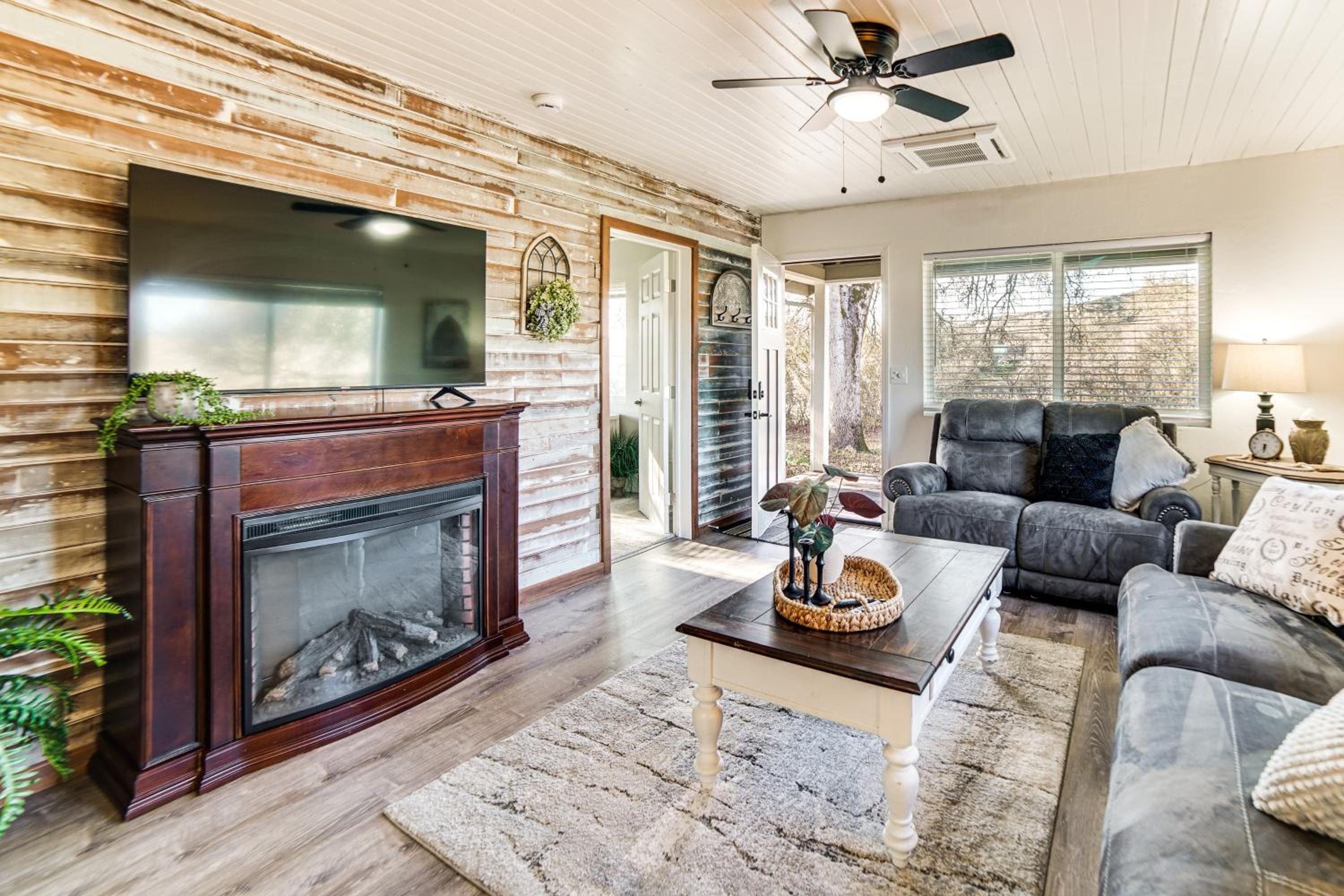 2 Mi to Clear Lake Pet-Friendly Lakeport Retreat!