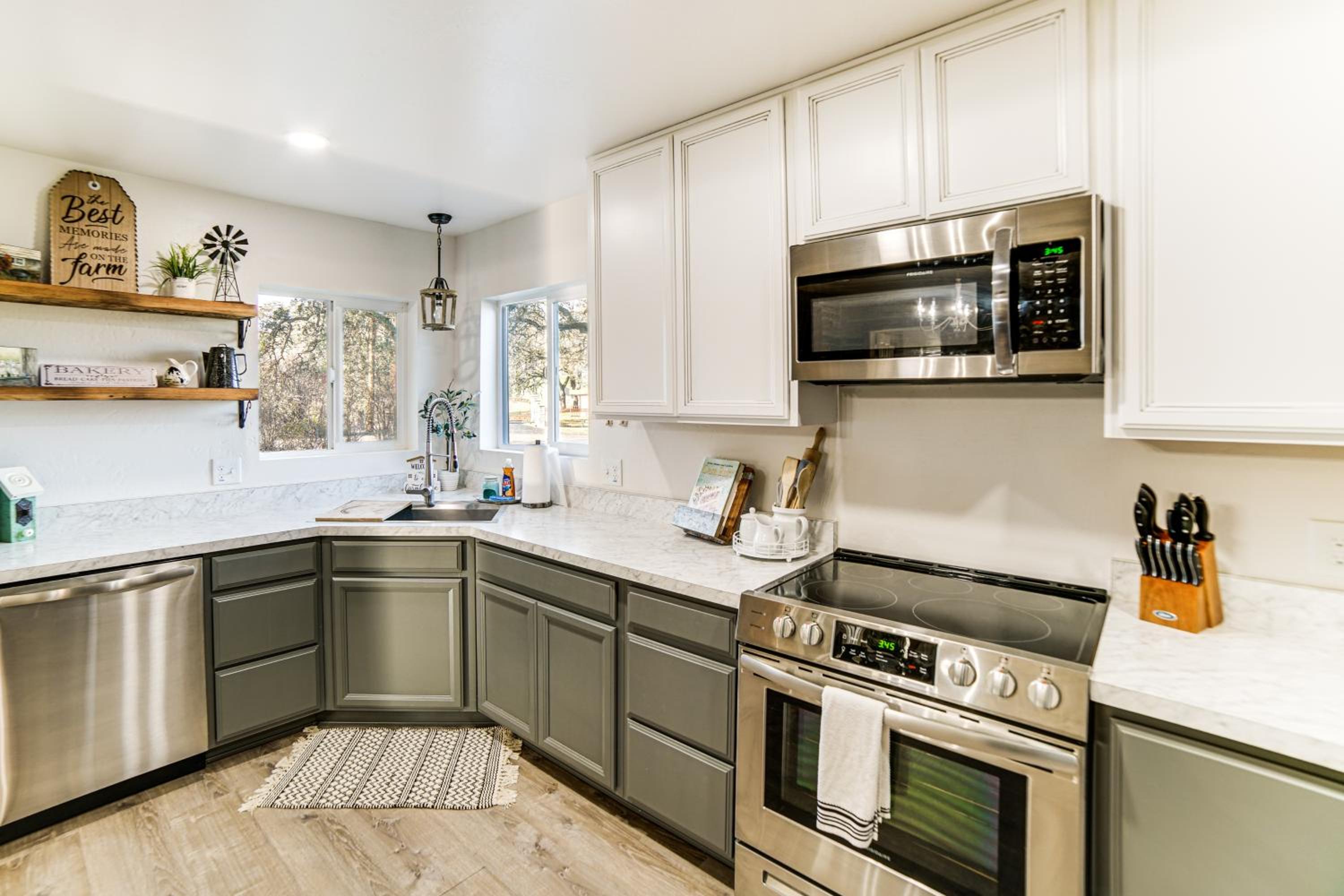 2 Mi to Clear Lake Pet-Friendly Lakeport Retreat!