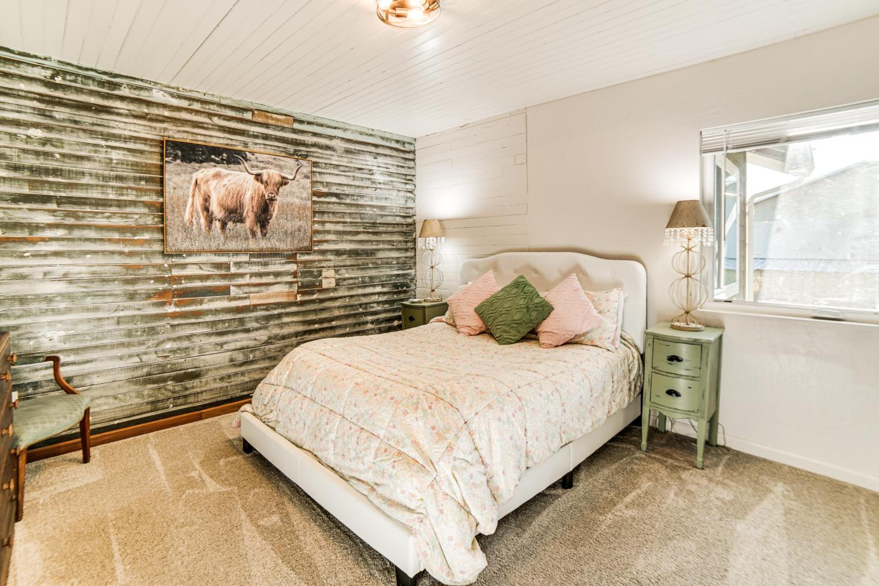 2 Mi to Clear Lake Pet-Friendly Lakeport Retreat!