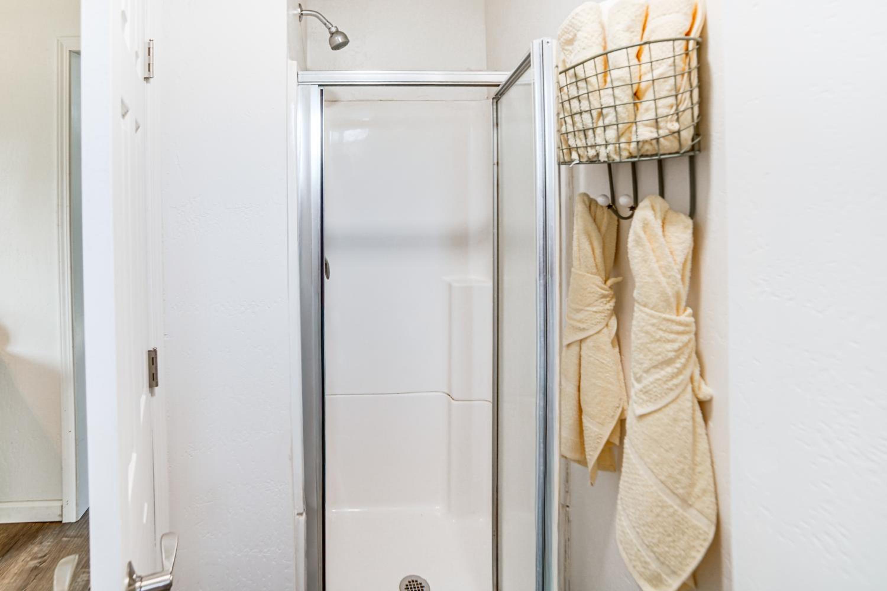 2 Mi to Clear Lake Pet-Friendly Lakeport Retreat!