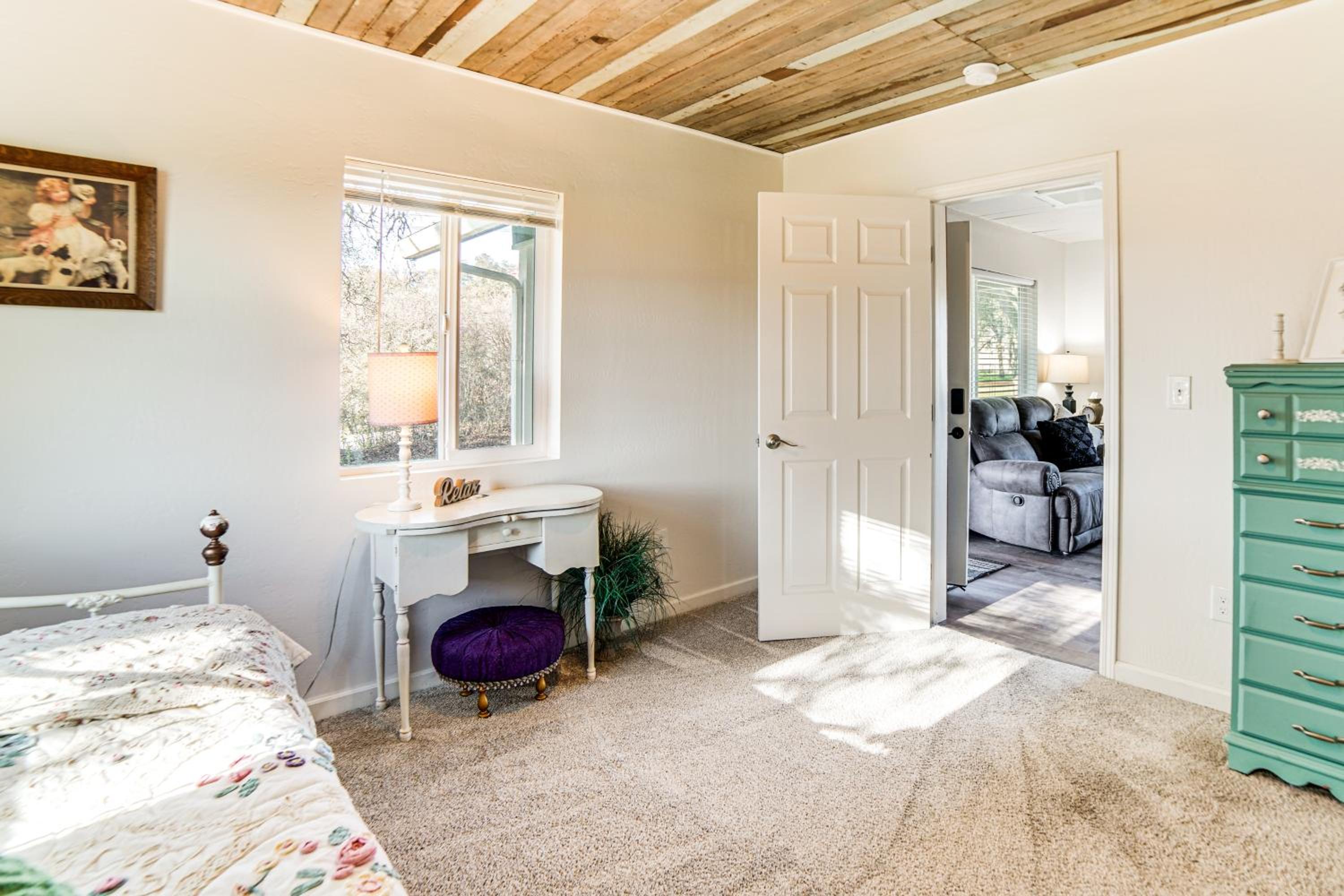 2 Mi to Clear Lake Pet-Friendly Lakeport Retreat!
