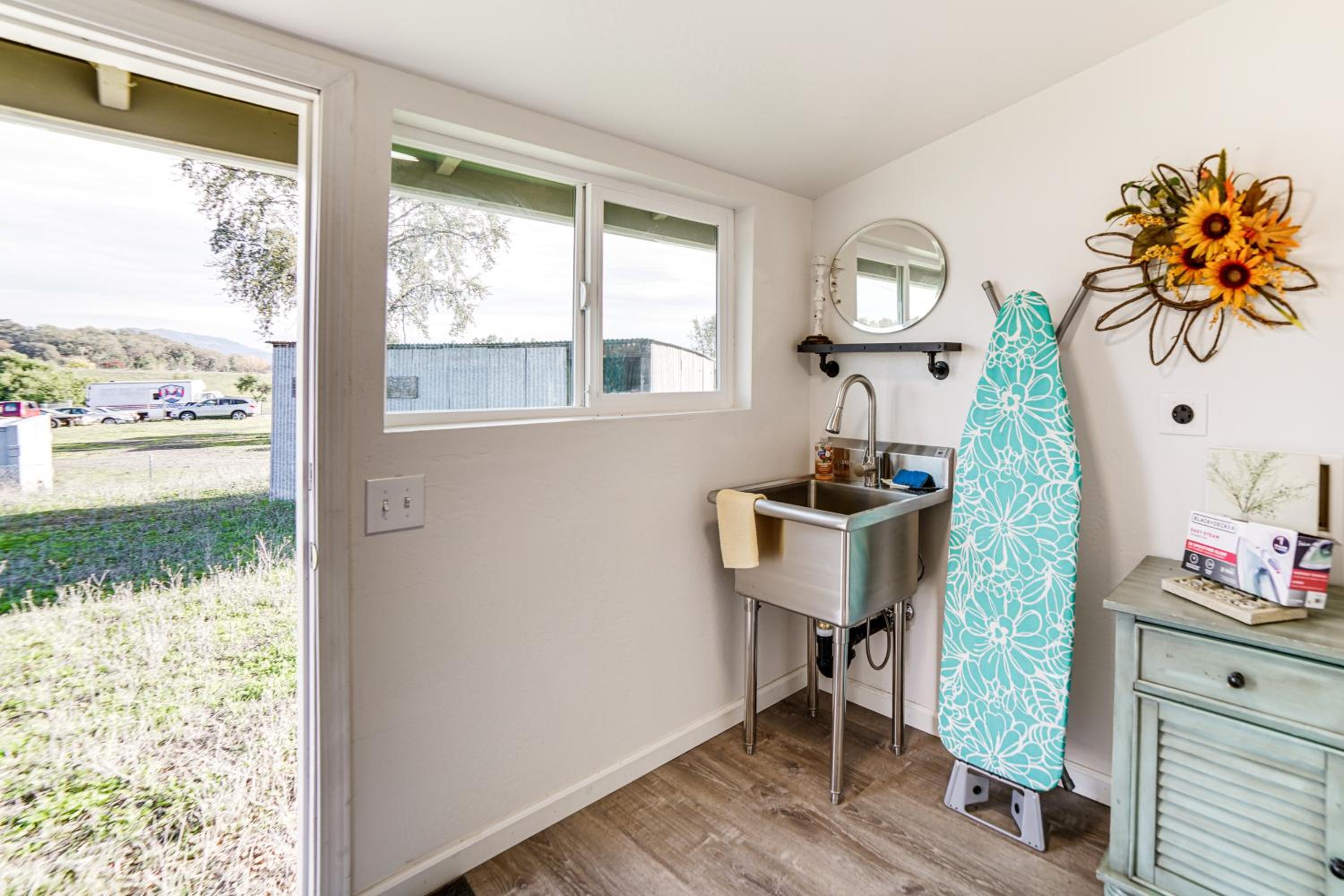 2 Mi to Clear Lake Pet-Friendly Lakeport Retreat!