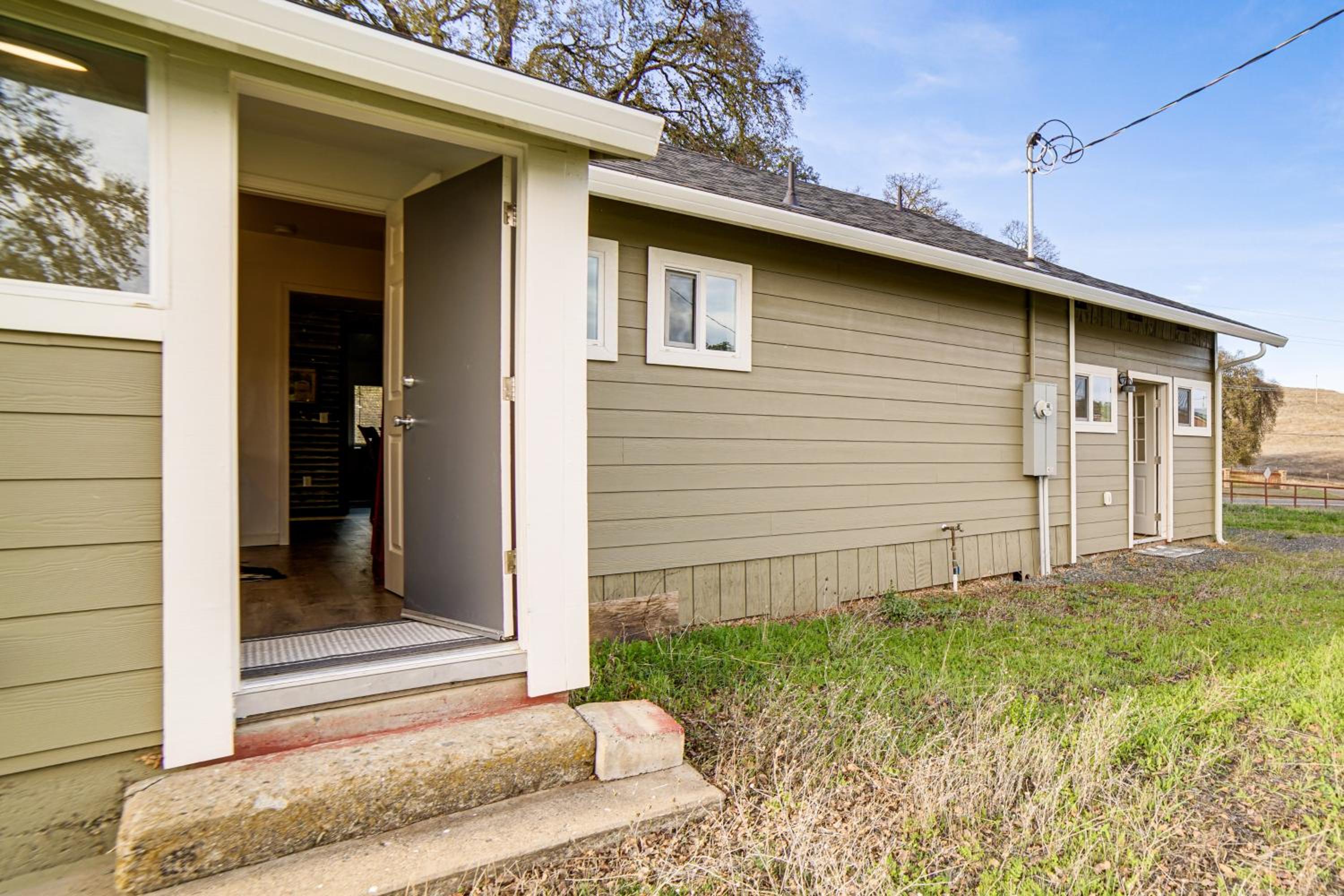 2 Mi to Clear Lake Pet-Friendly Lakeport Retreat!
