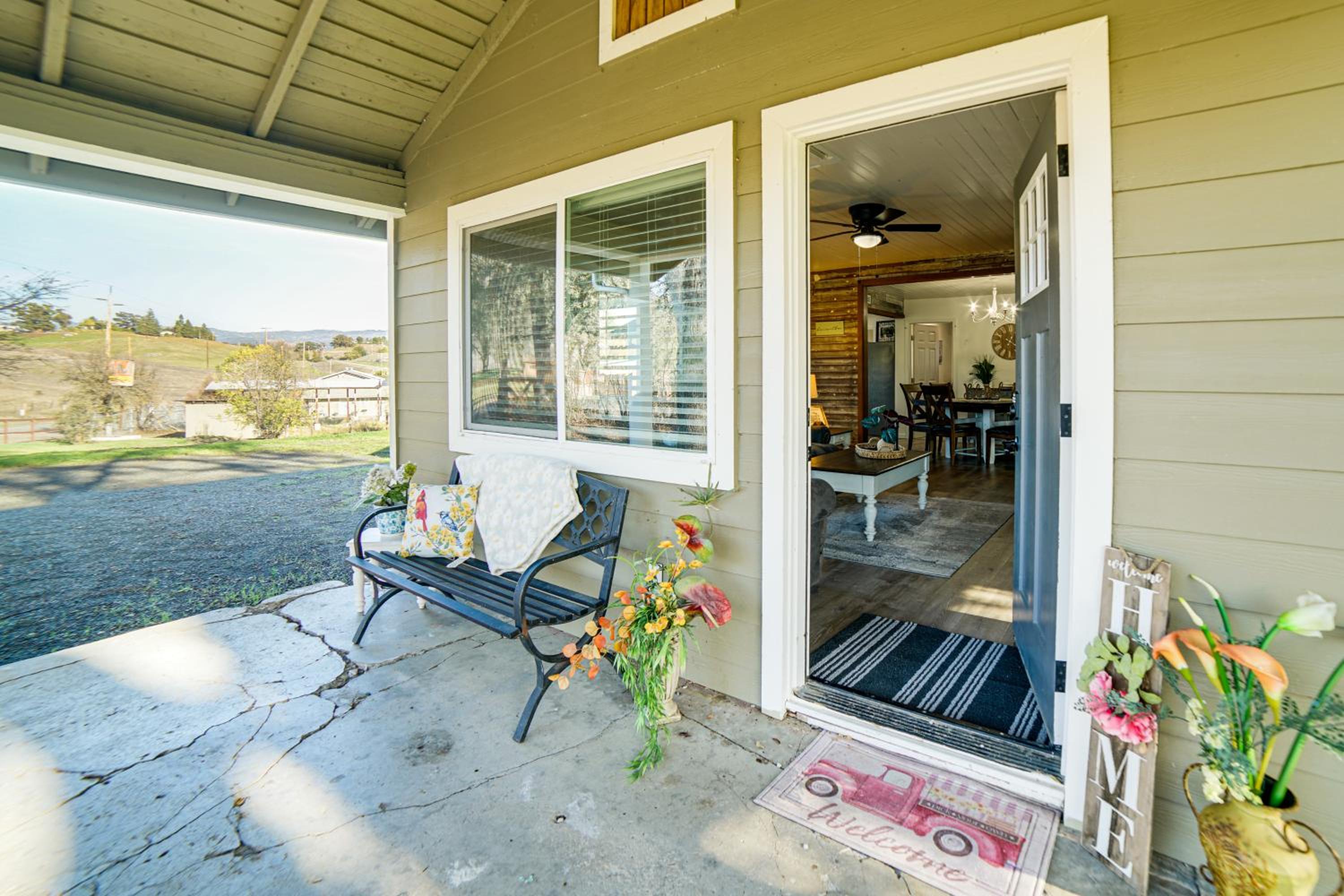 2 Mi to Clear Lake Pet-Friendly Lakeport Retreat!