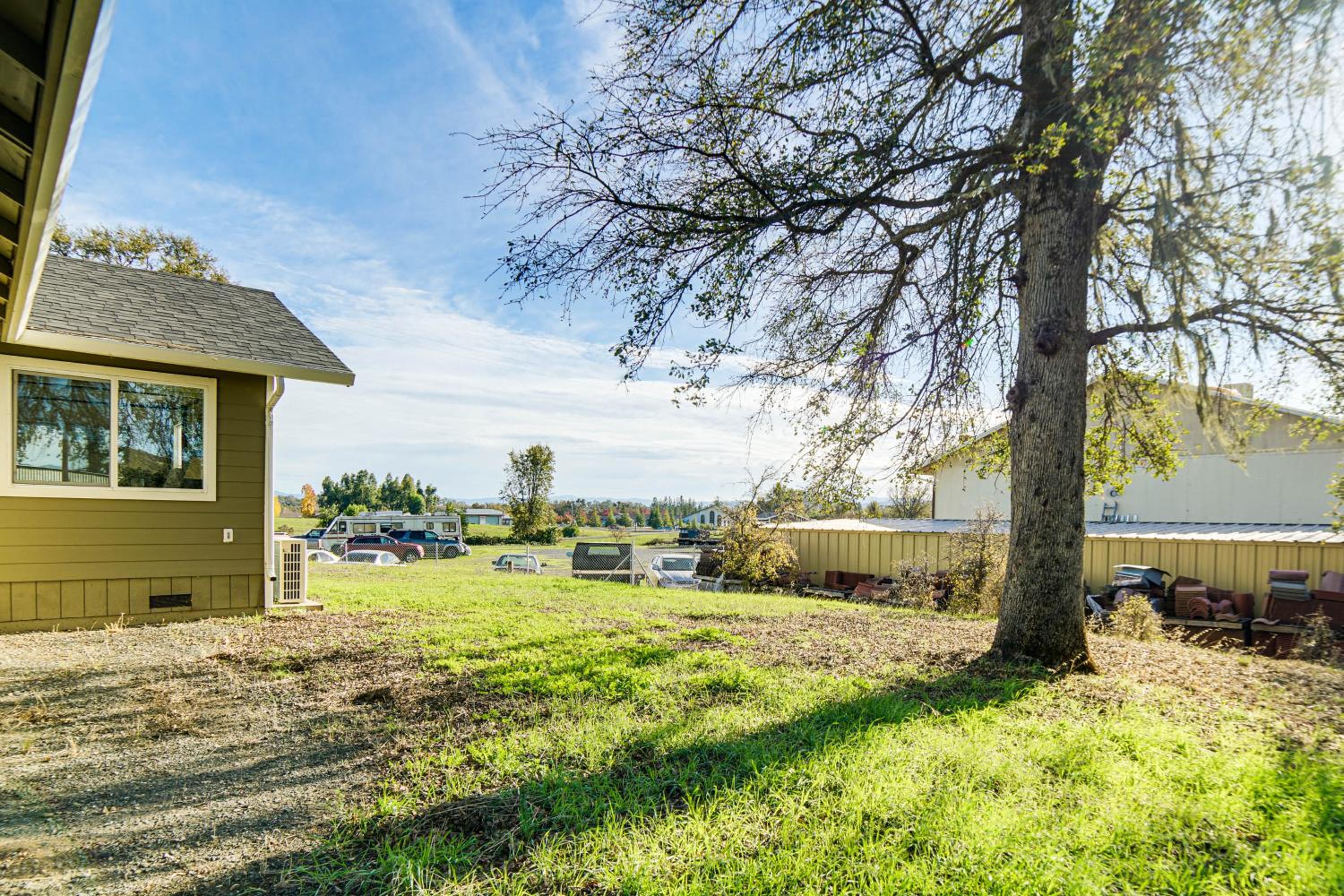 2 Mi to Clear Lake Pet-Friendly Lakeport Retreat!