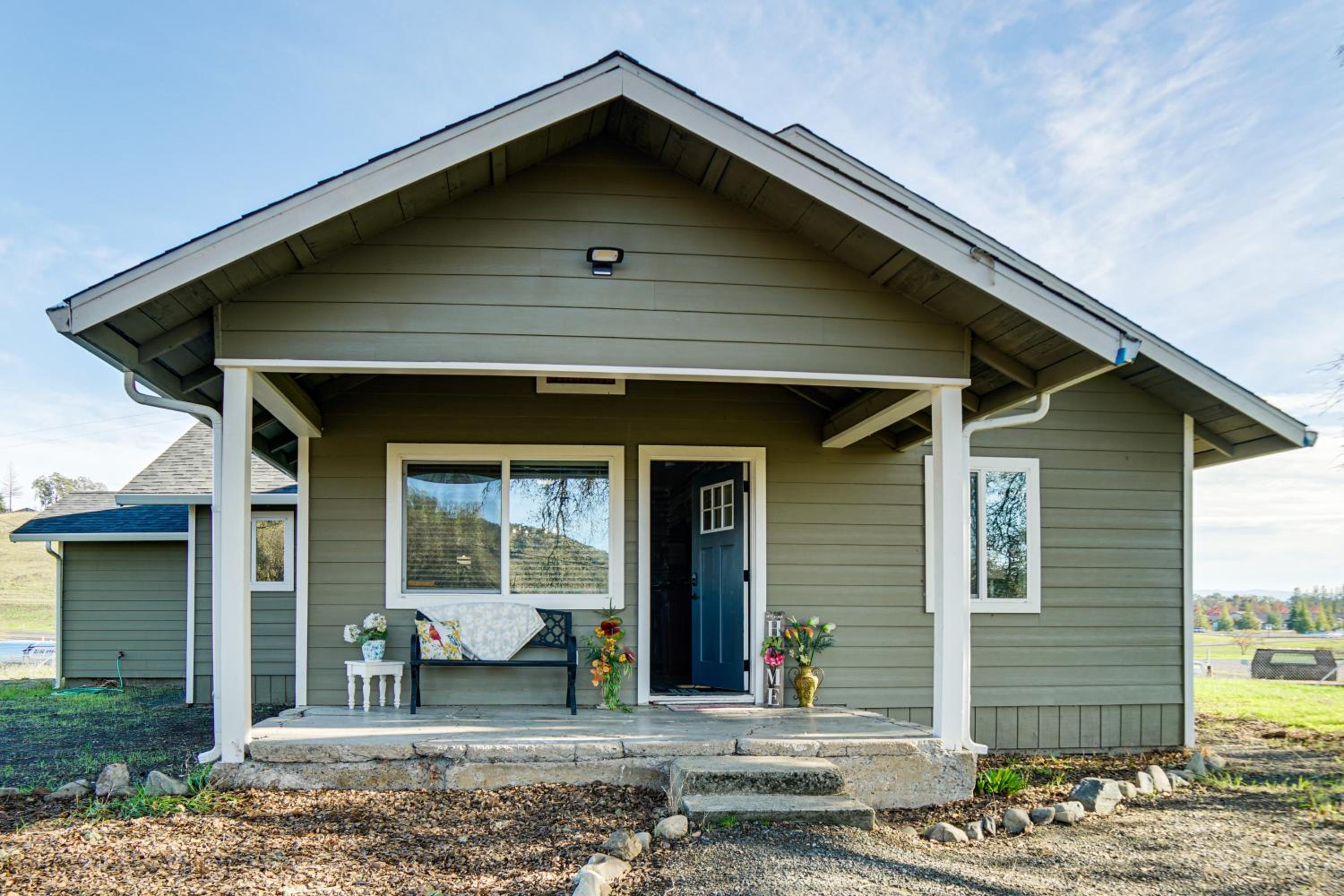 2 Mi to Clear Lake Pet-Friendly Lakeport Retreat!