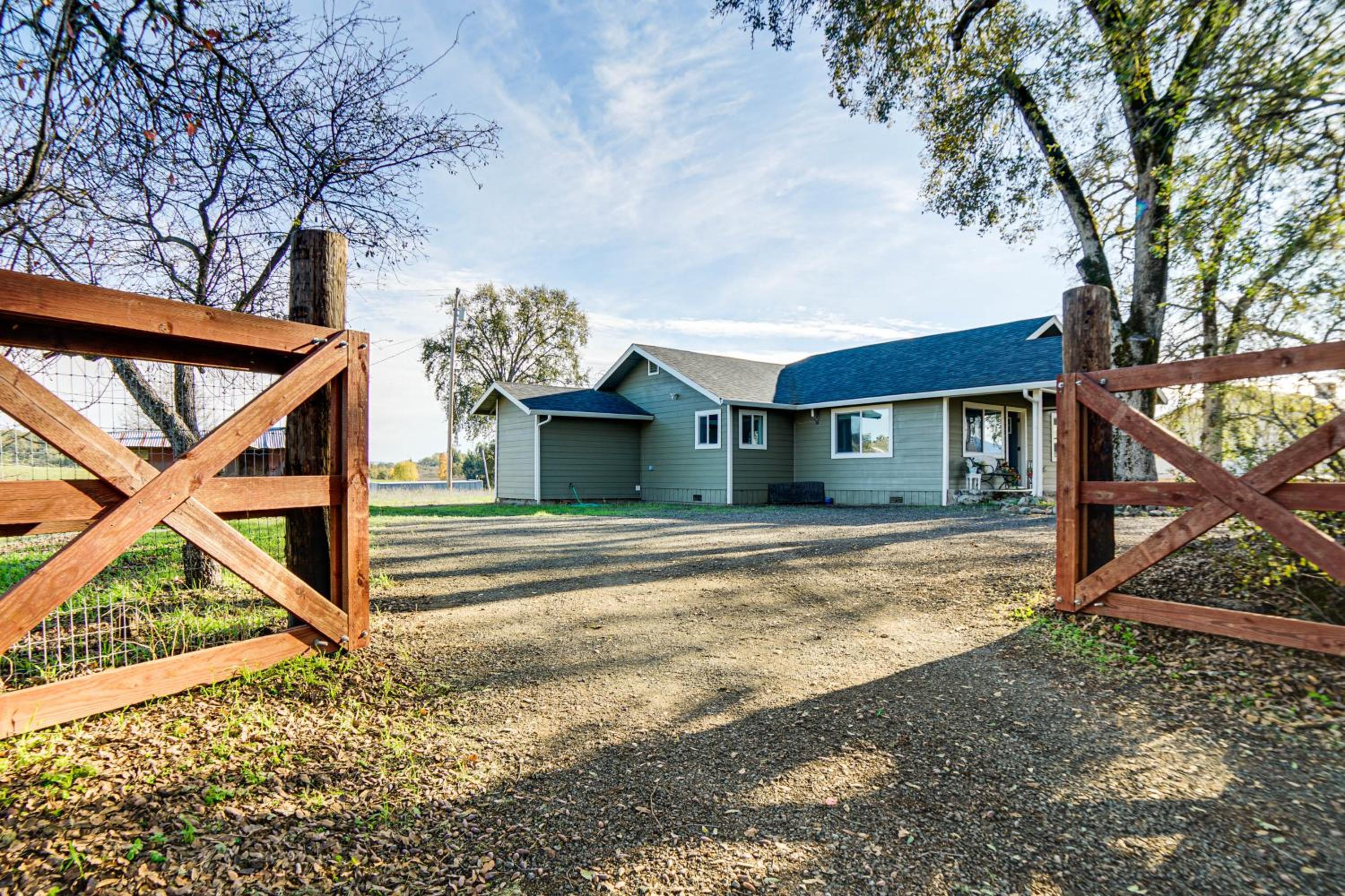 2 Mi to Clear Lake Pet-Friendly Lakeport Retreat!