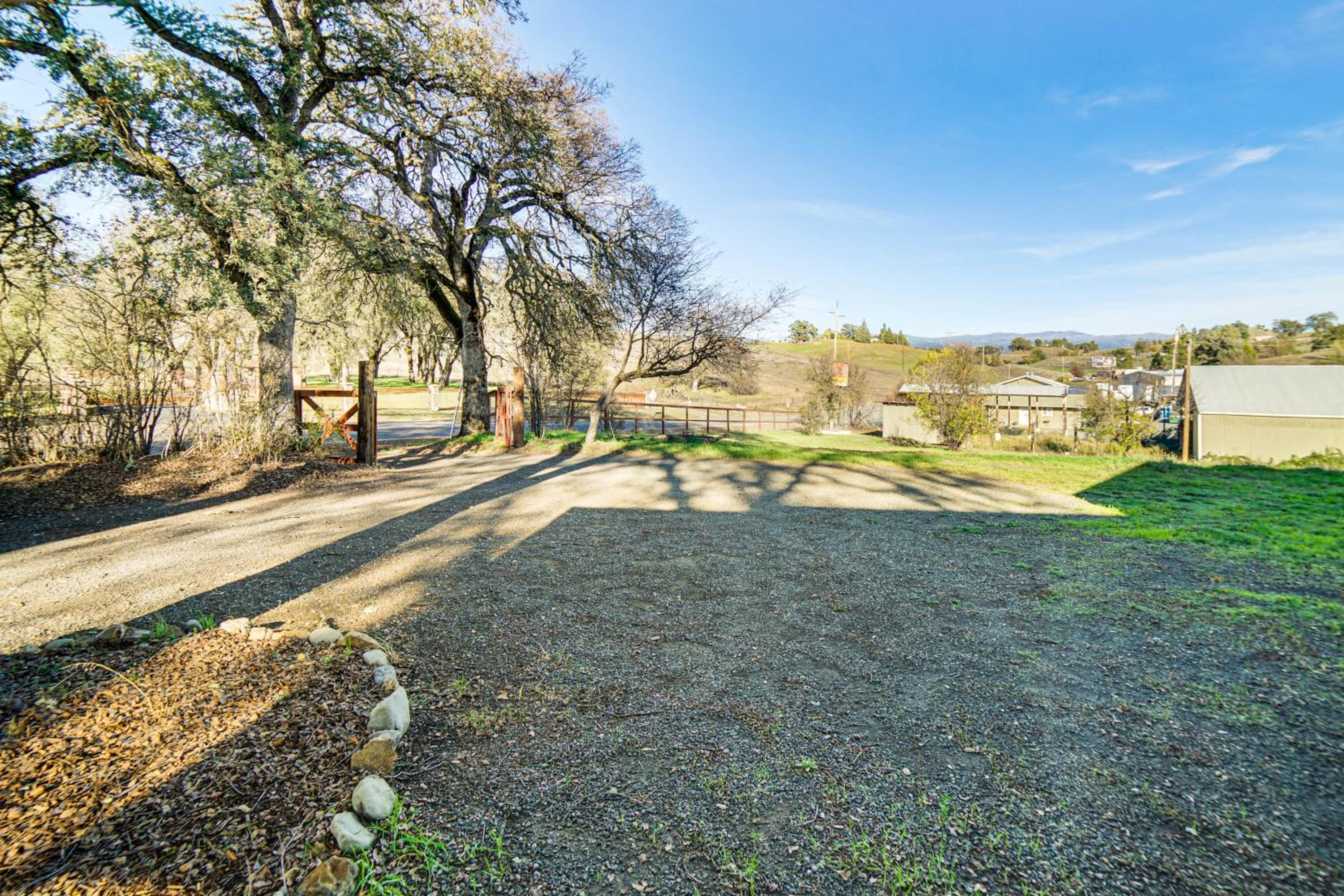 2 Mi to Clear Lake Pet-Friendly Lakeport Retreat!