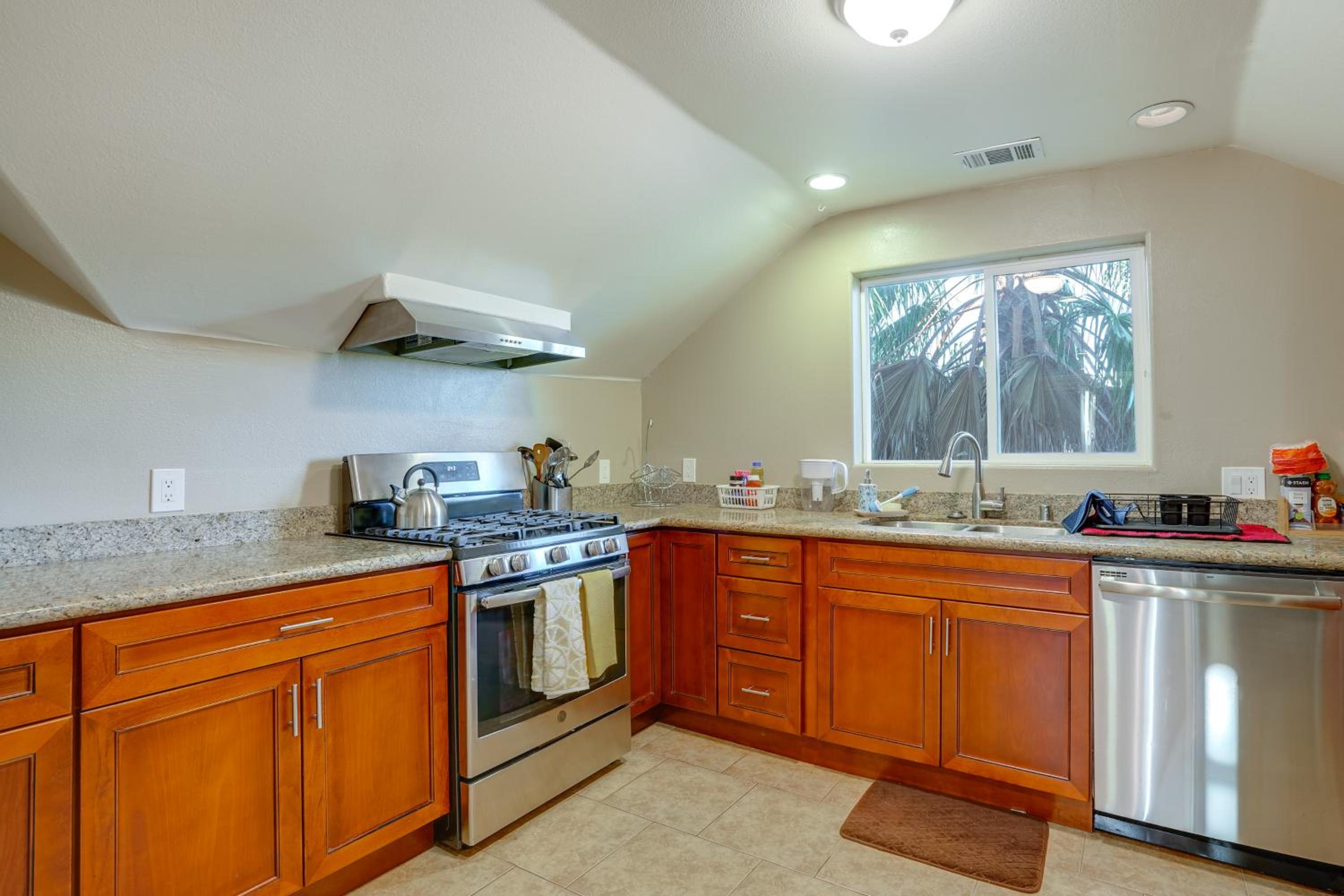5 Mi to Jack London Square Apt with Shared Yard