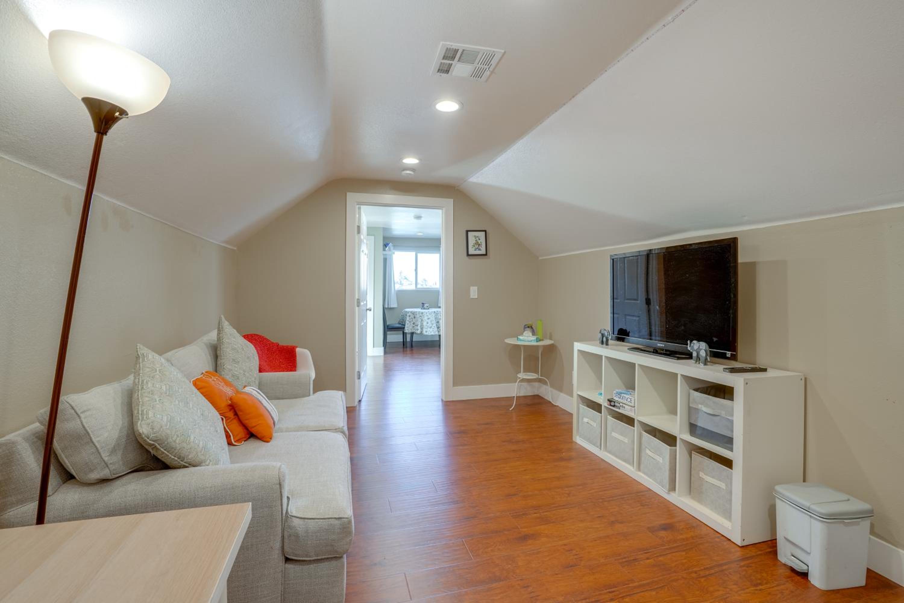 5 Mi to Jack London Square Apt with Shared Yard