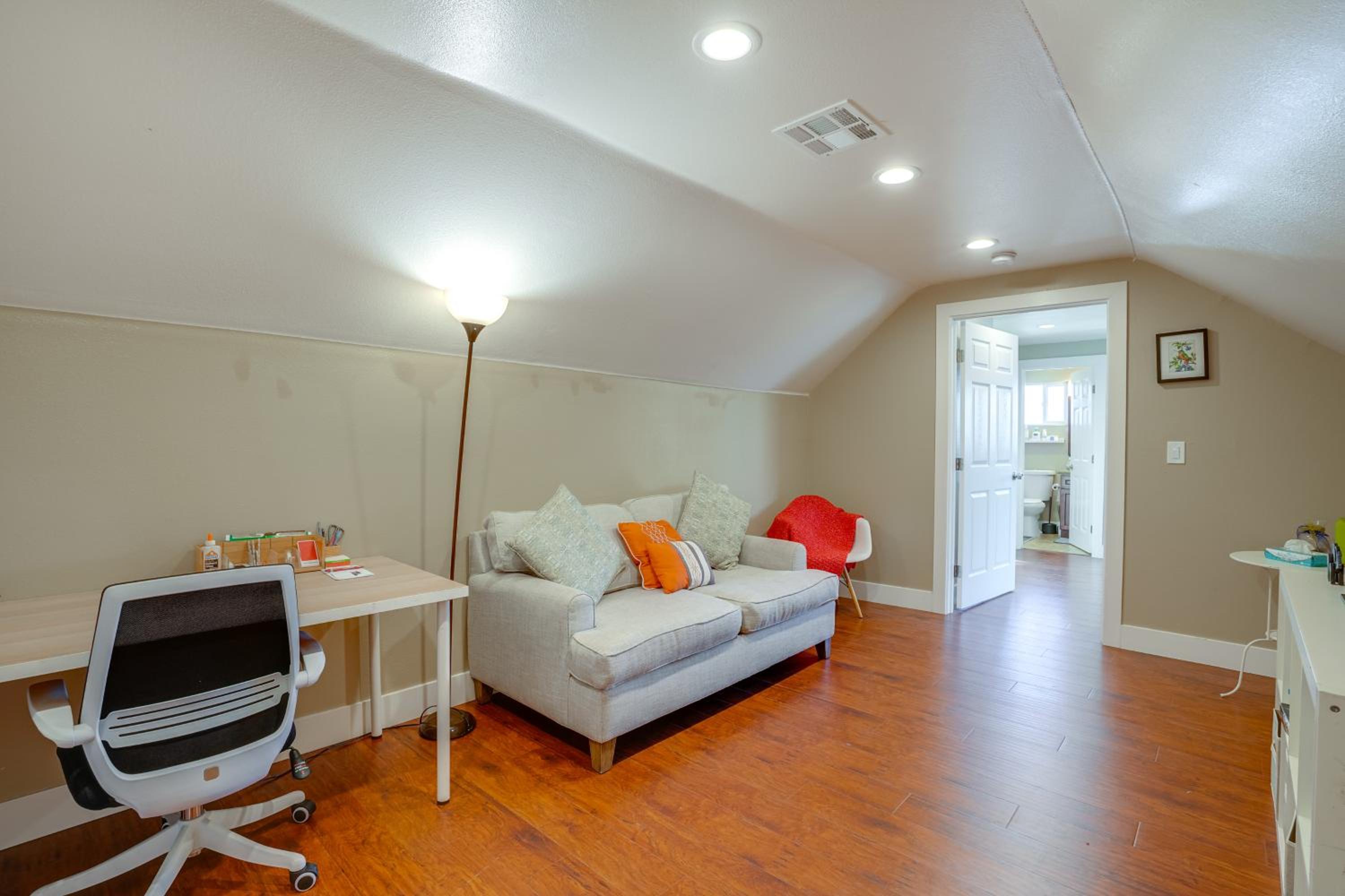 5 Mi to Jack London Square Apt with Shared Yard