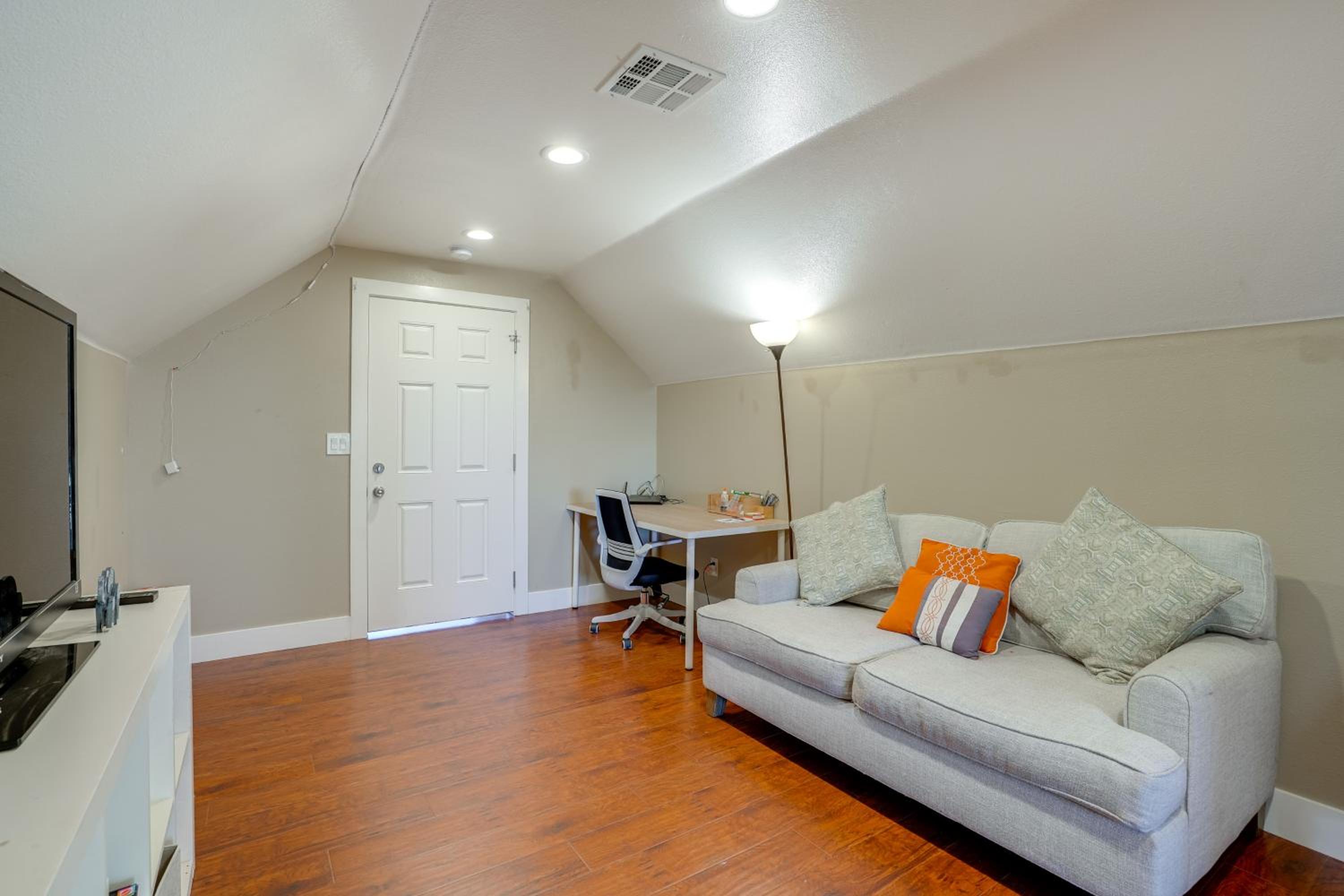 5 Mi to Jack London Square Apt with Shared Yard