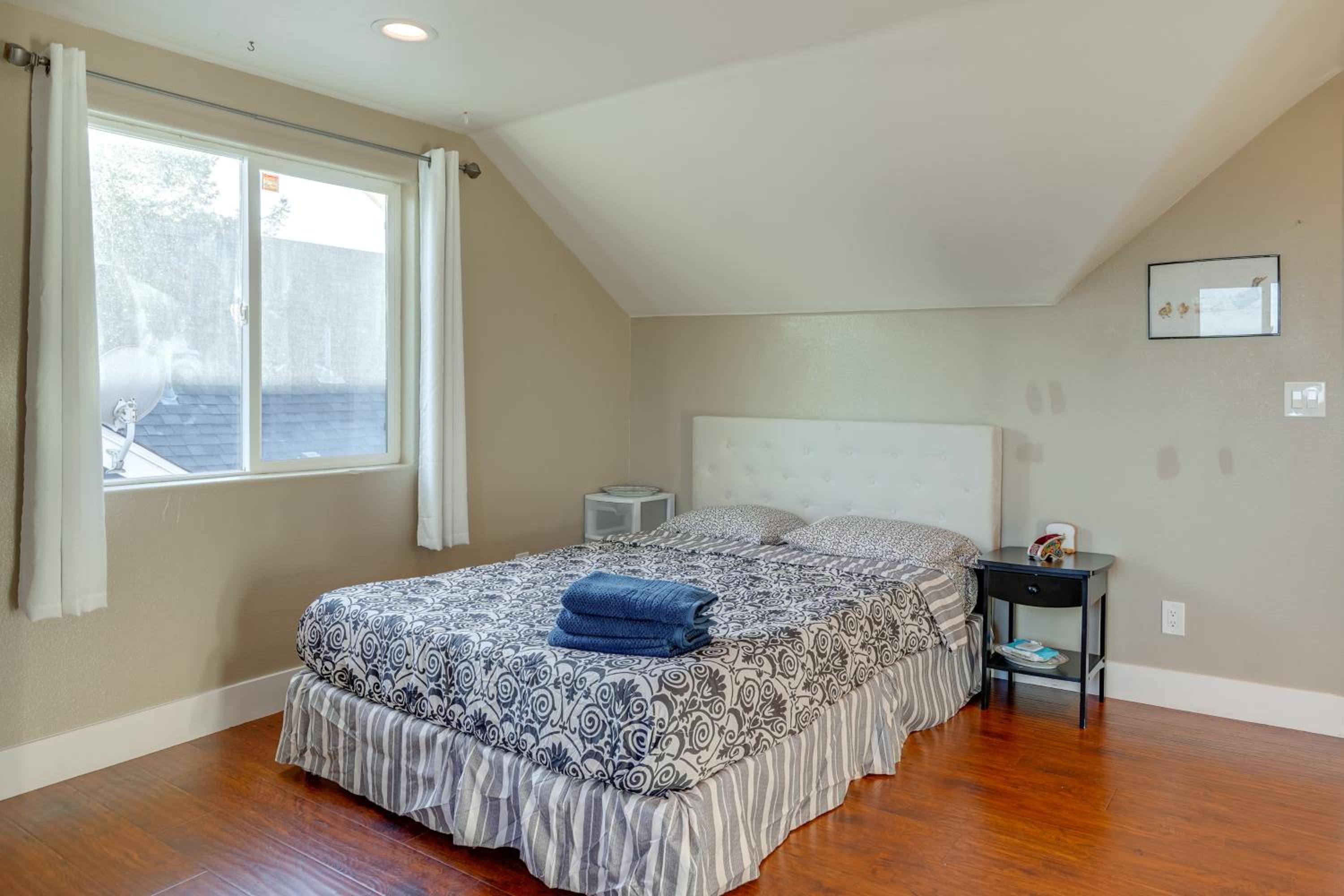 5 Mi to Jack London Square Apt with Shared Yard