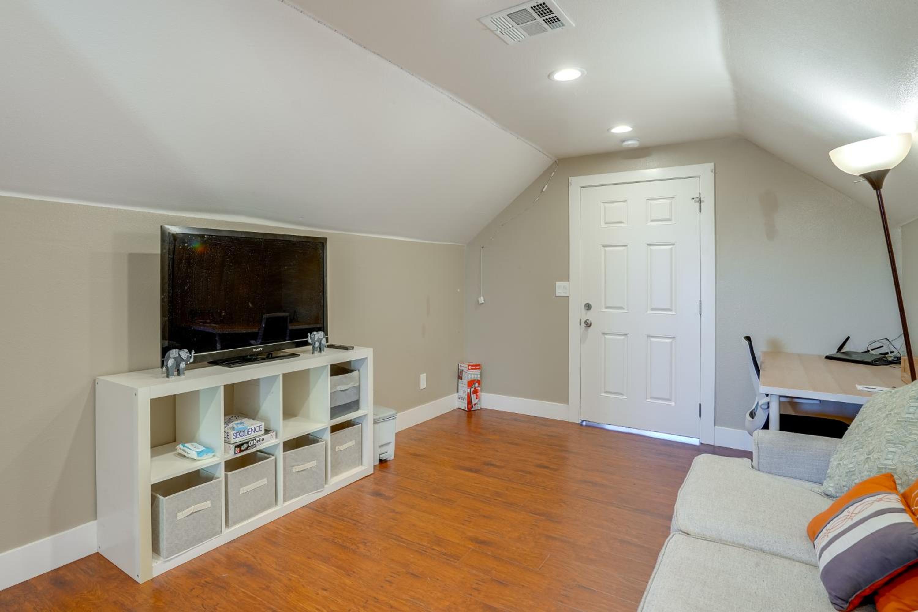 5 Mi to Jack London Square Apt with Shared Yard