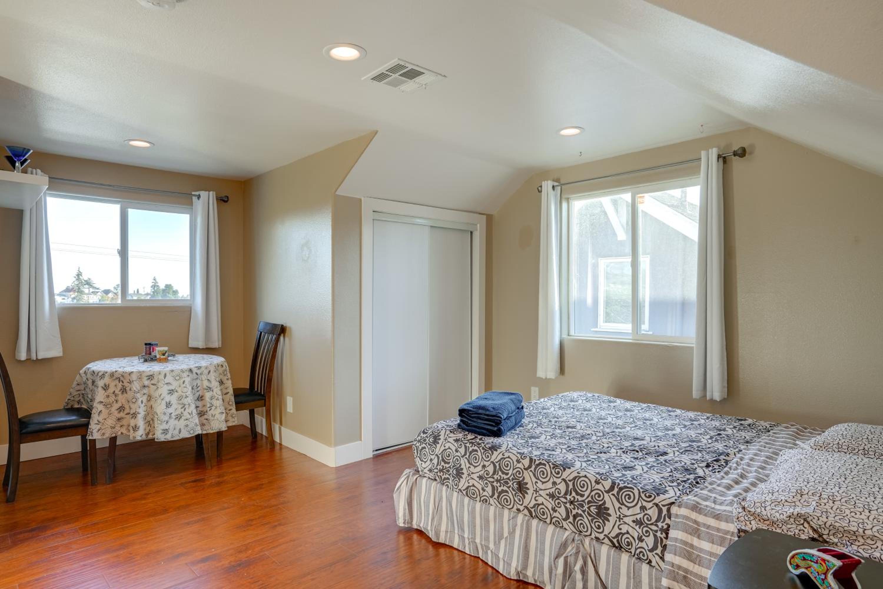 5 Mi to Jack London Square Apt with Shared Yard