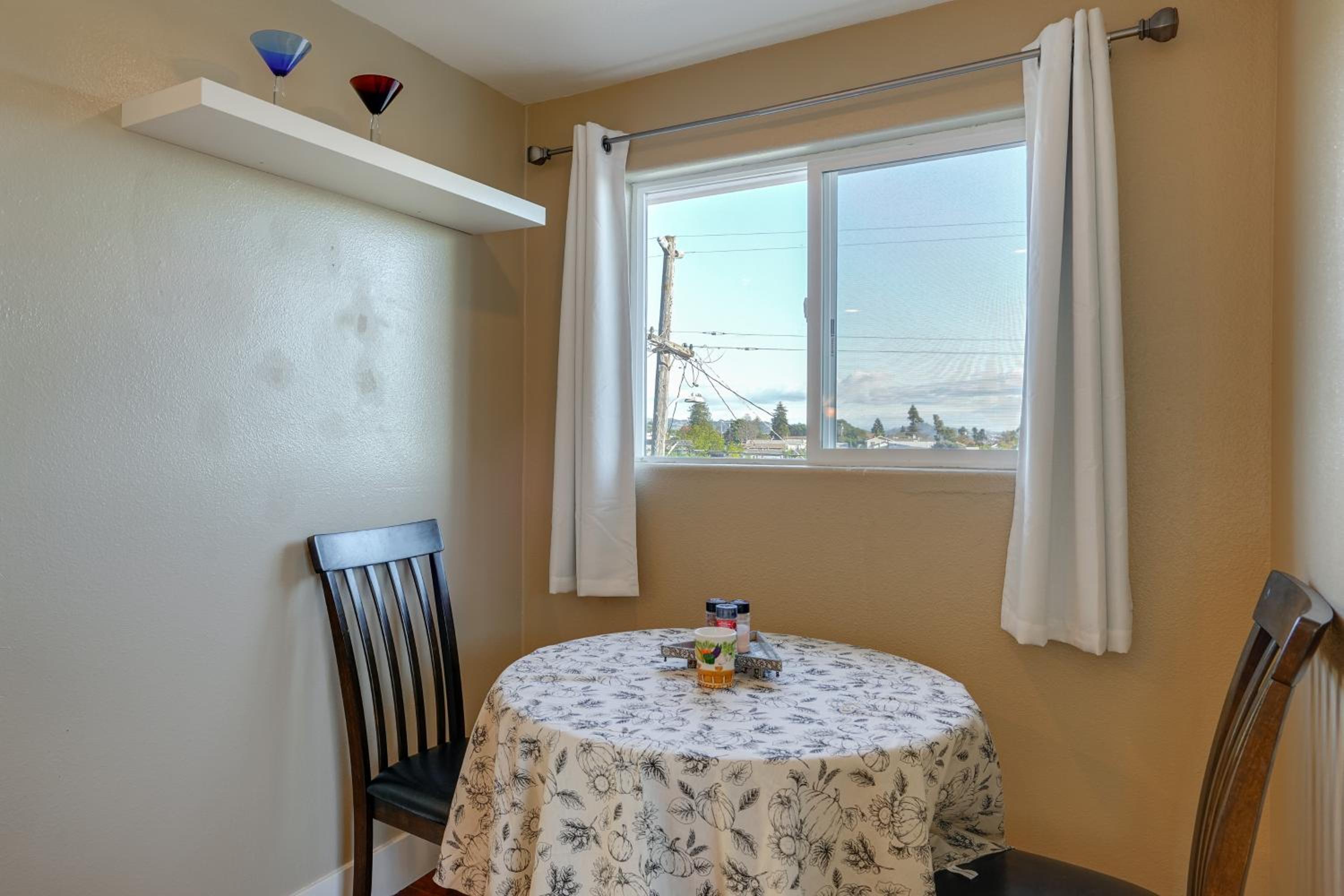 5 Mi to Jack London Square Apt with Shared Yard
