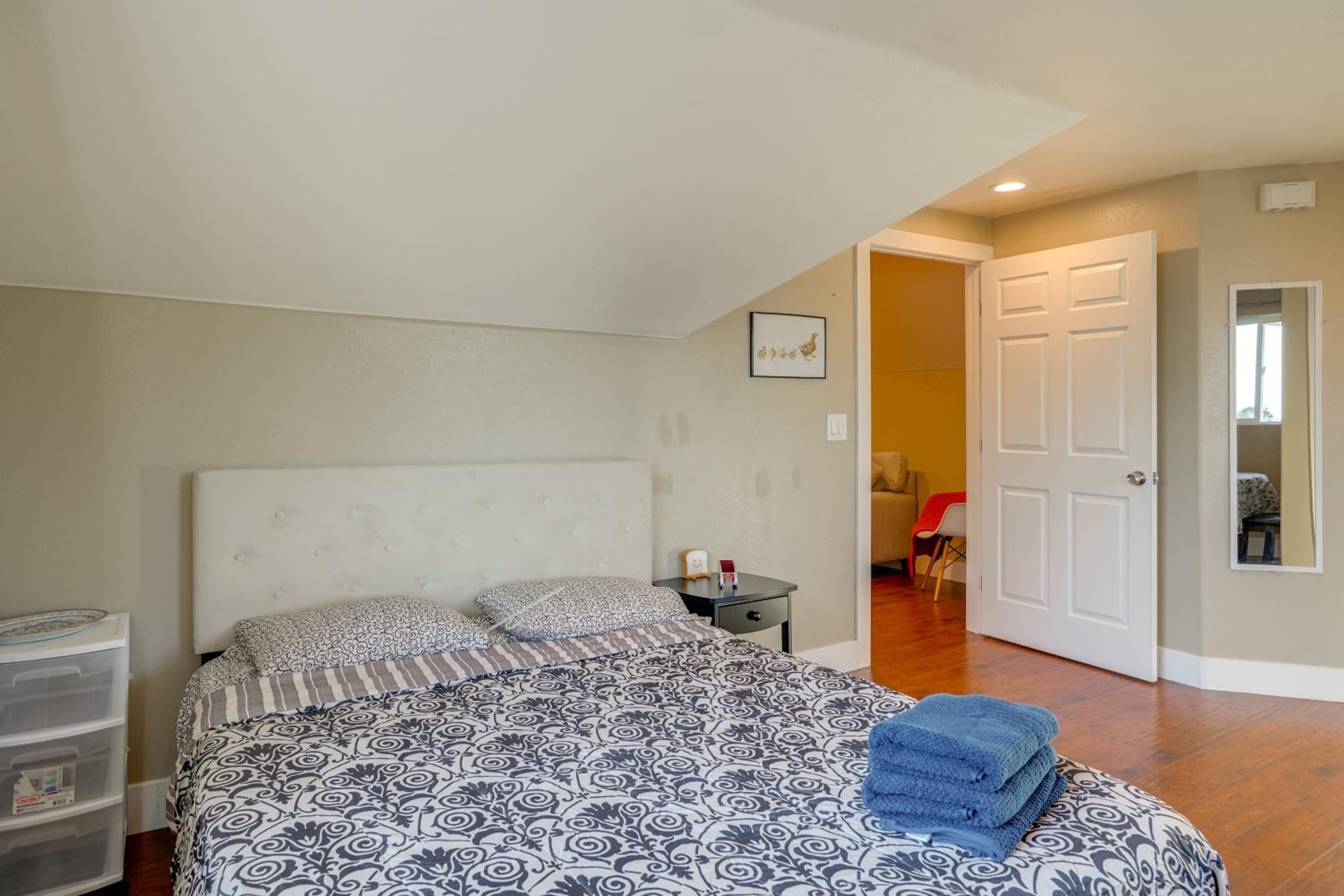 5 Mi to Jack London Square Apt with Shared Yard