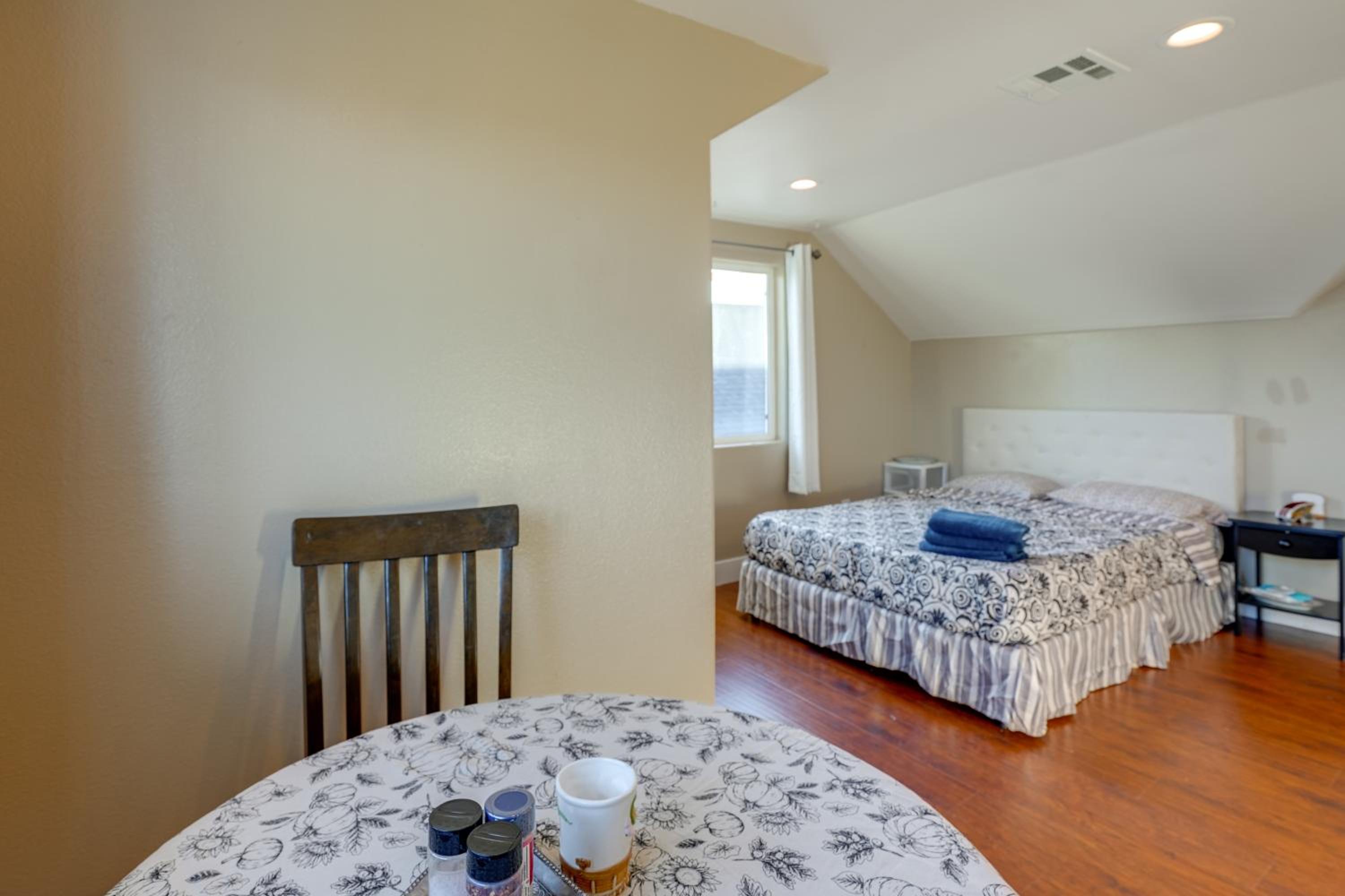 5 Mi to Jack London Square Apt with Shared Yard