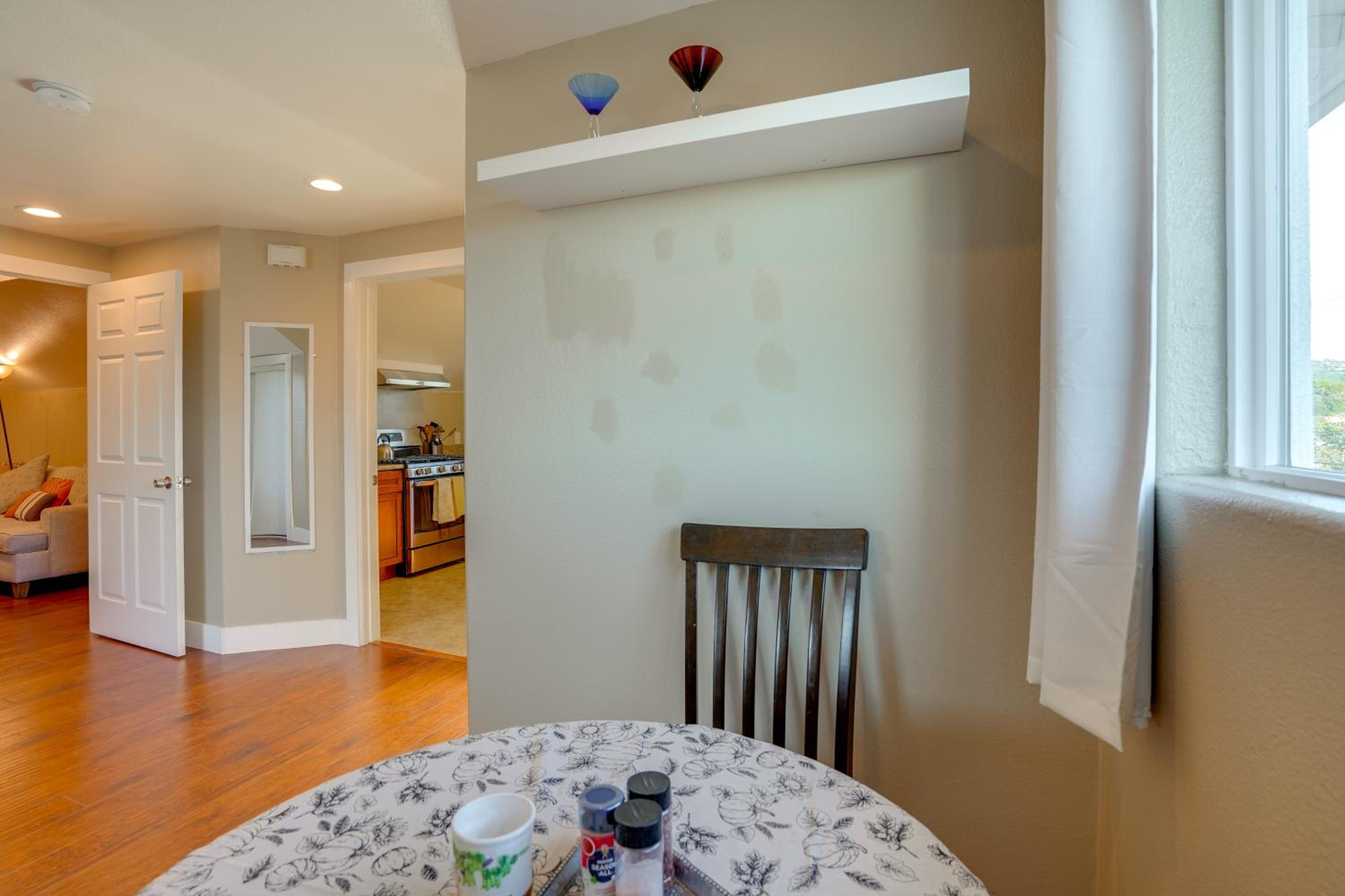 5 Mi to Jack London Square Apt with Shared Yard