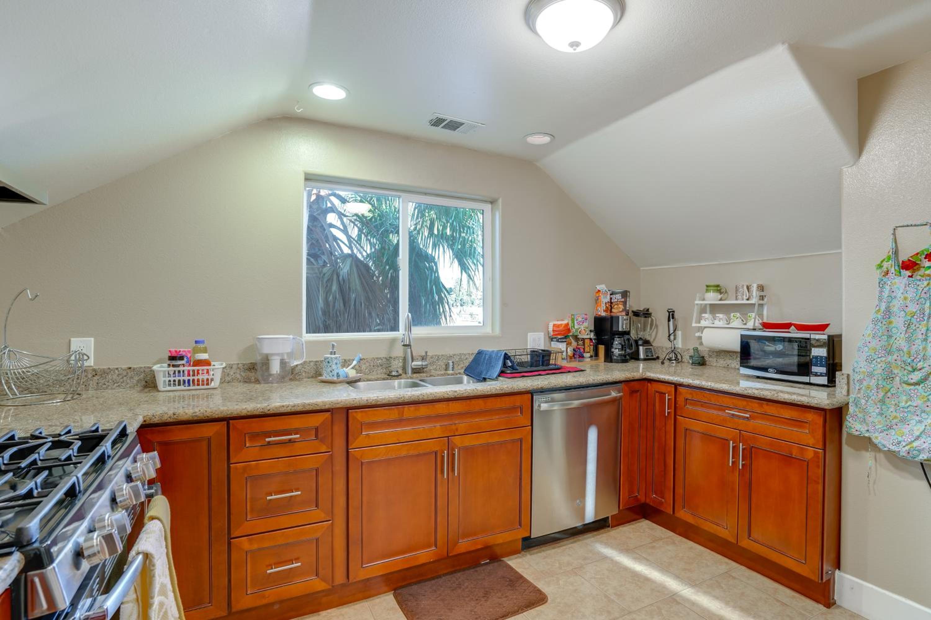 5 Mi to Jack London Square Apt with Shared Yard